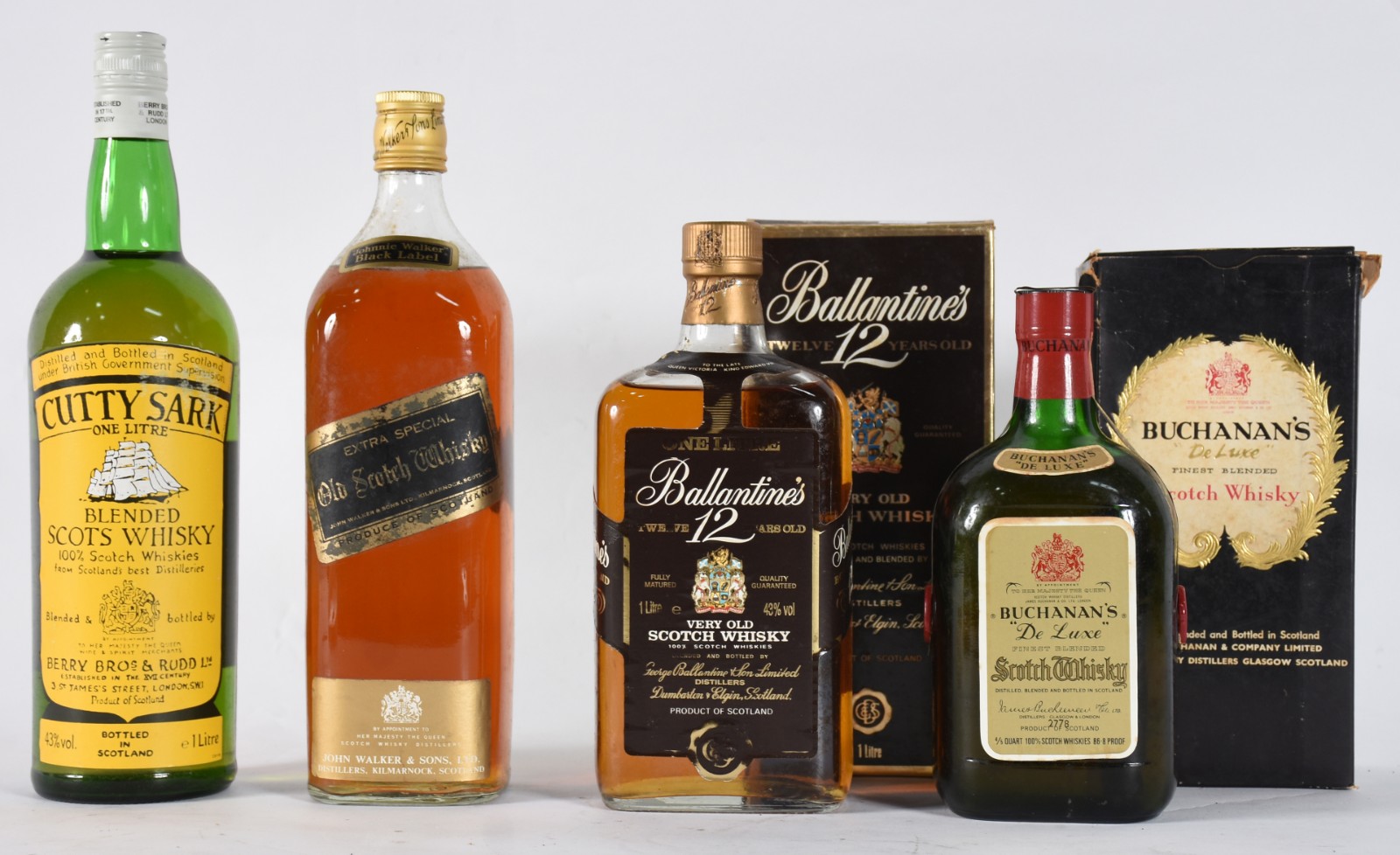 Quatro garrafas de Whisky sendo, 1 Black Label, 1 Buchanan's, 1... - foto 1 de 4