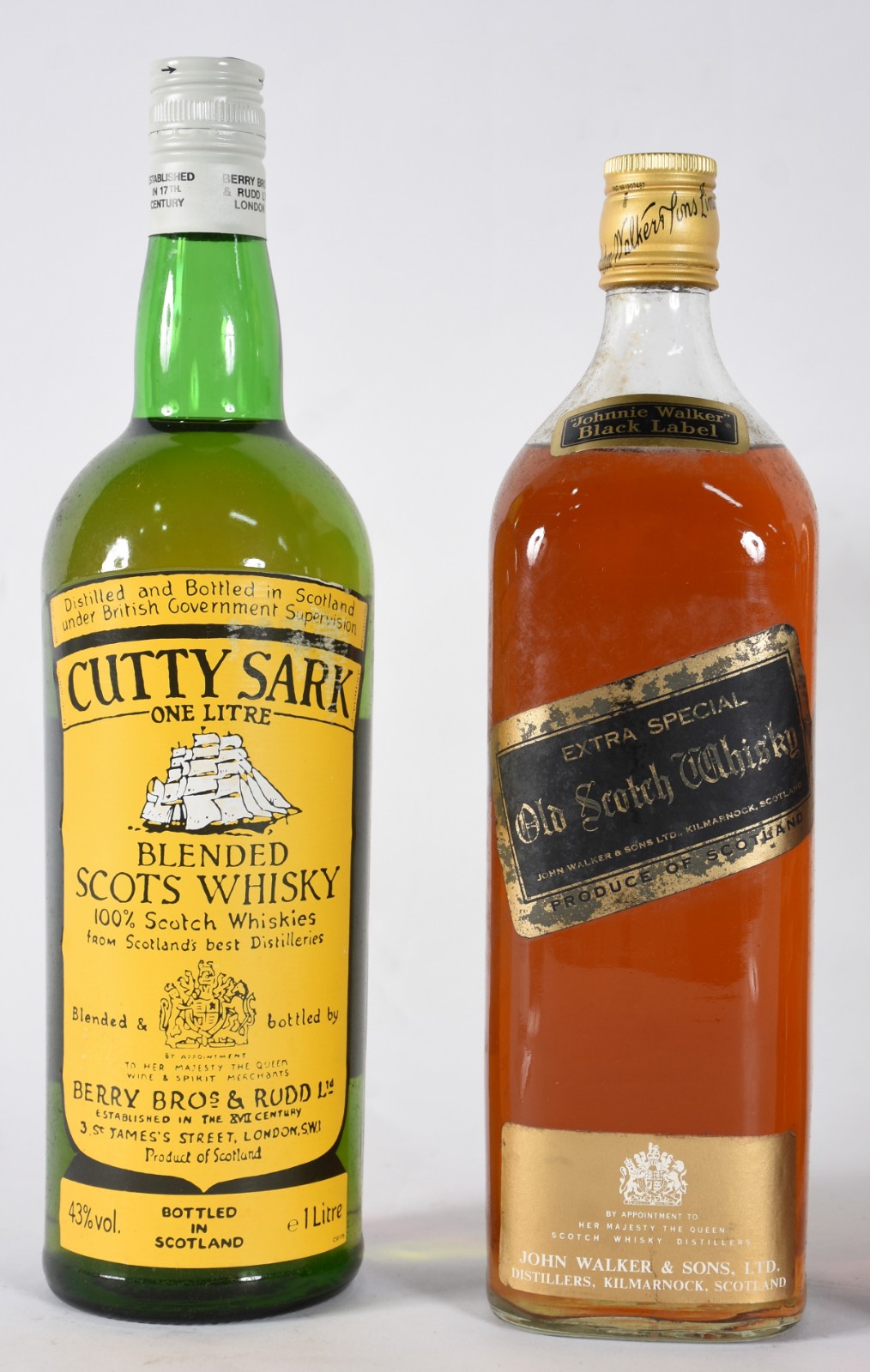 Quatro garrafas de Whisky sendo, 1 Black Label, 1 Buchanan's, 1... - foto 2 de 4