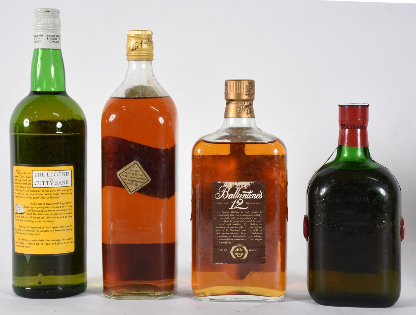 Quatro garrafas de Whisky sendo, 1 Black Label, 1 Buchanan's, 1... - foto 4 de 4
