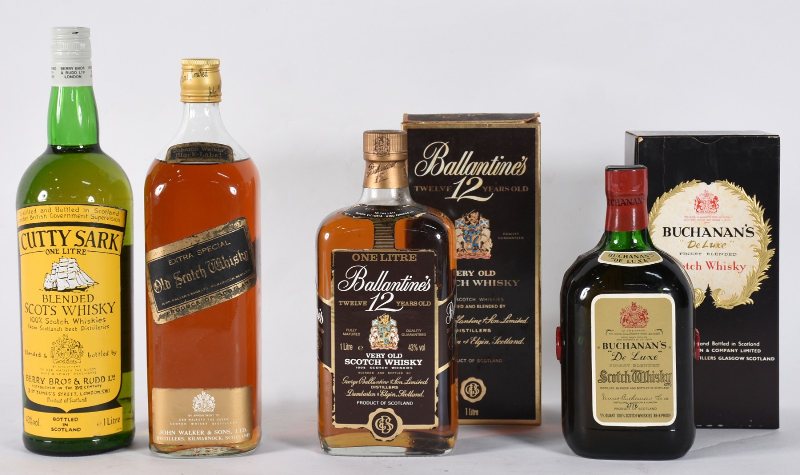 Quatro garrafas de Whisky sendo, 1 Black Label, 1 Buchanan's, 1... - foto 1 de 5