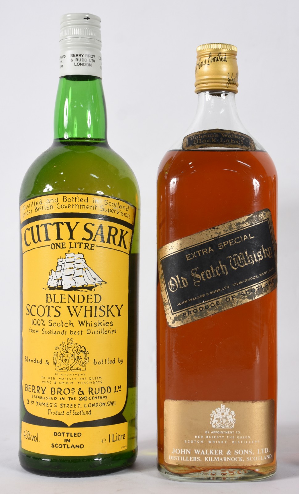 Quatro garrafas de Whisky sendo, 1 Black Label, 1 Buchanan's, 1... - foto 2 de 5