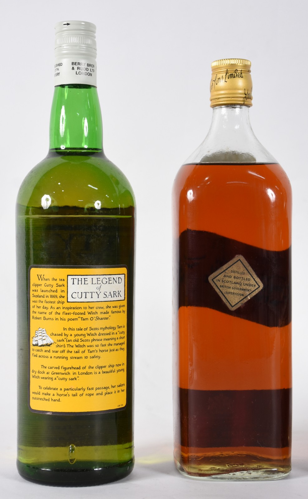 Quatro garrafas de Whisky sendo, 1 Black Label, 1 Buchanan's, 1... - foto 4 de 5