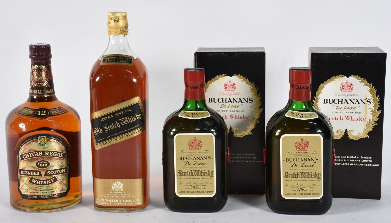 Quatro garrafas de Whisky sendo, 1 Black Label, 1 Chivas, 2... - foto 1 de 5