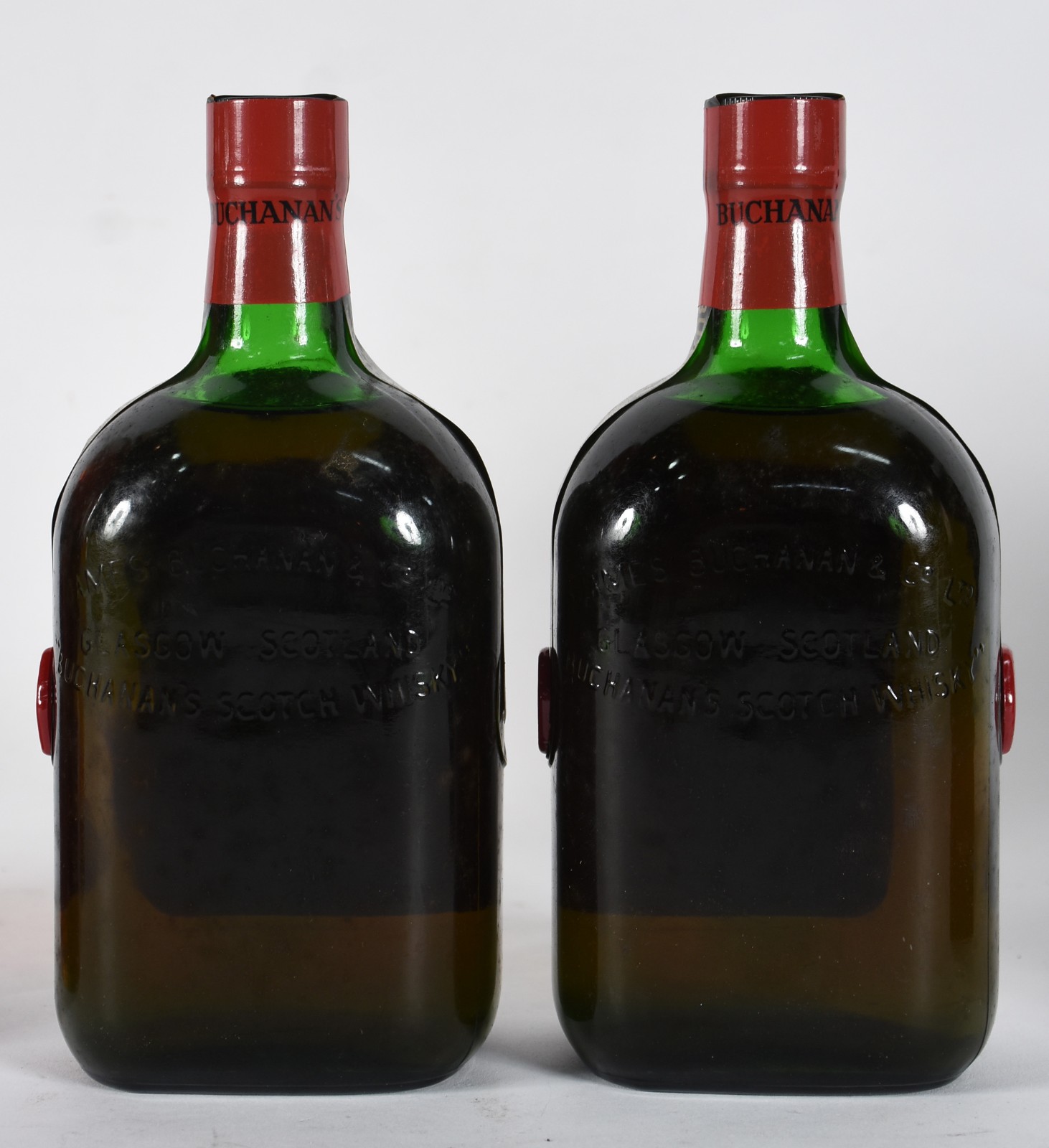 Quatro garrafas de Whisky sendo, 1 Black Label, 1 Chivas, 2... - foto 5 de 5