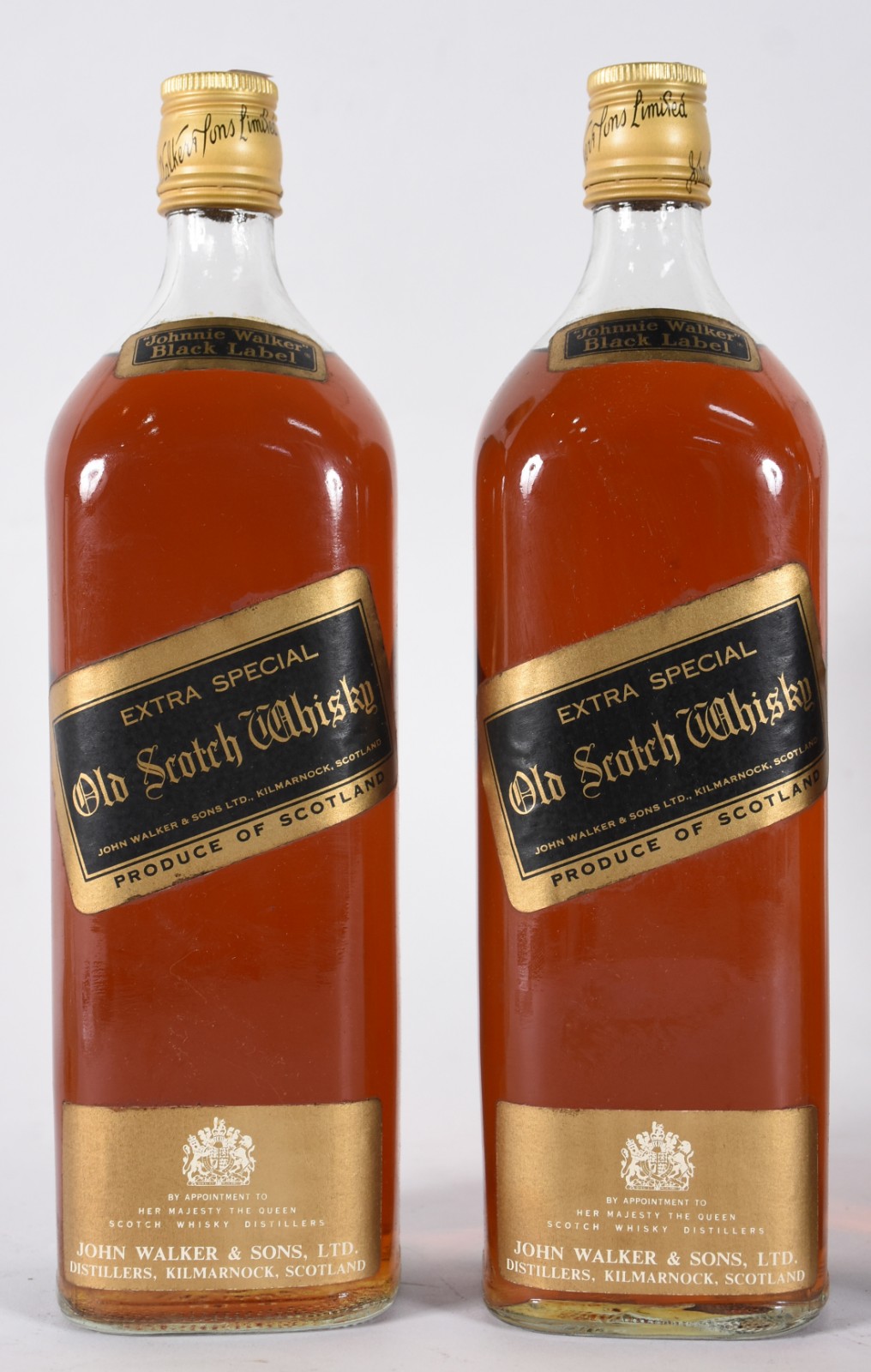 Quatro garrafas de Whisky sendo, 2 Black Label, 1 Chivas, 1... - foto 2 de 4