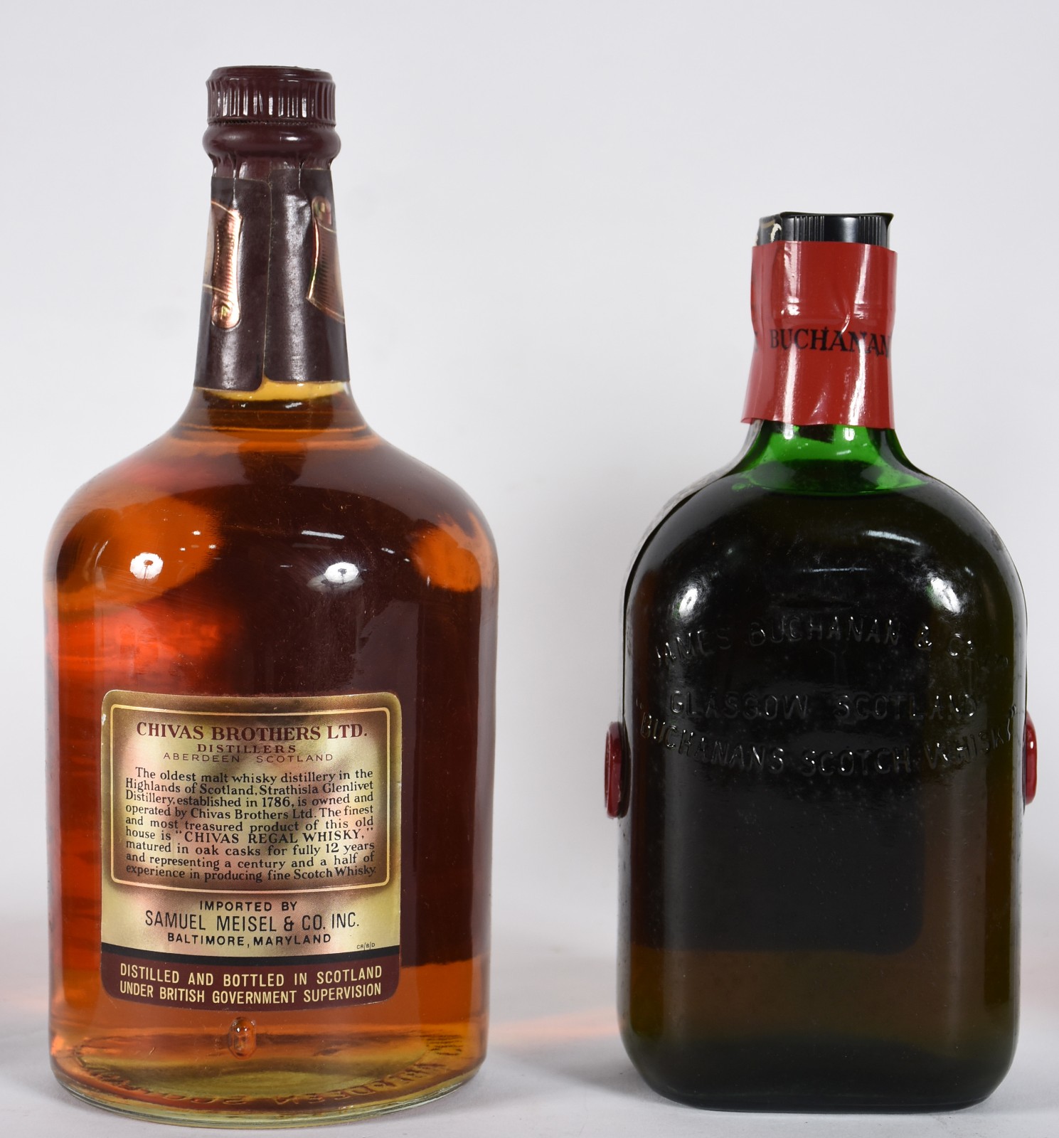 Quatro garrafas de Whisky sendo, 2 Black Label, 1 Chivas, 1... - foto 4 de 4