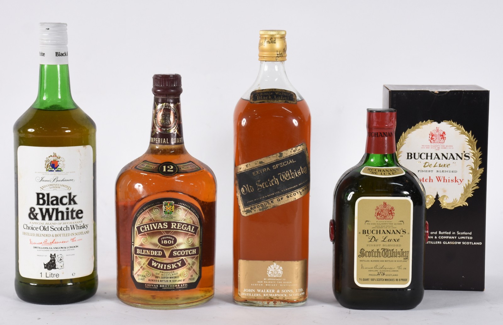 Quatro garrafas de Whisky sendo, 1 Black Label, 1 Chivas, 1 Black... - foto 1 de 4