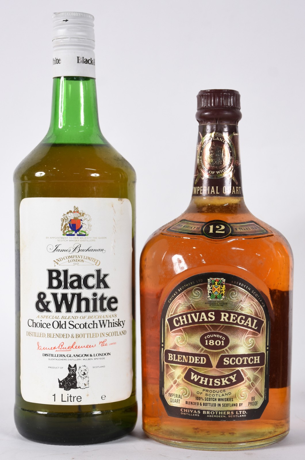 Quatro garrafas de Whisky sendo, 1 Black Label, 1 Chivas, 1 Black... - foto 2 de 4