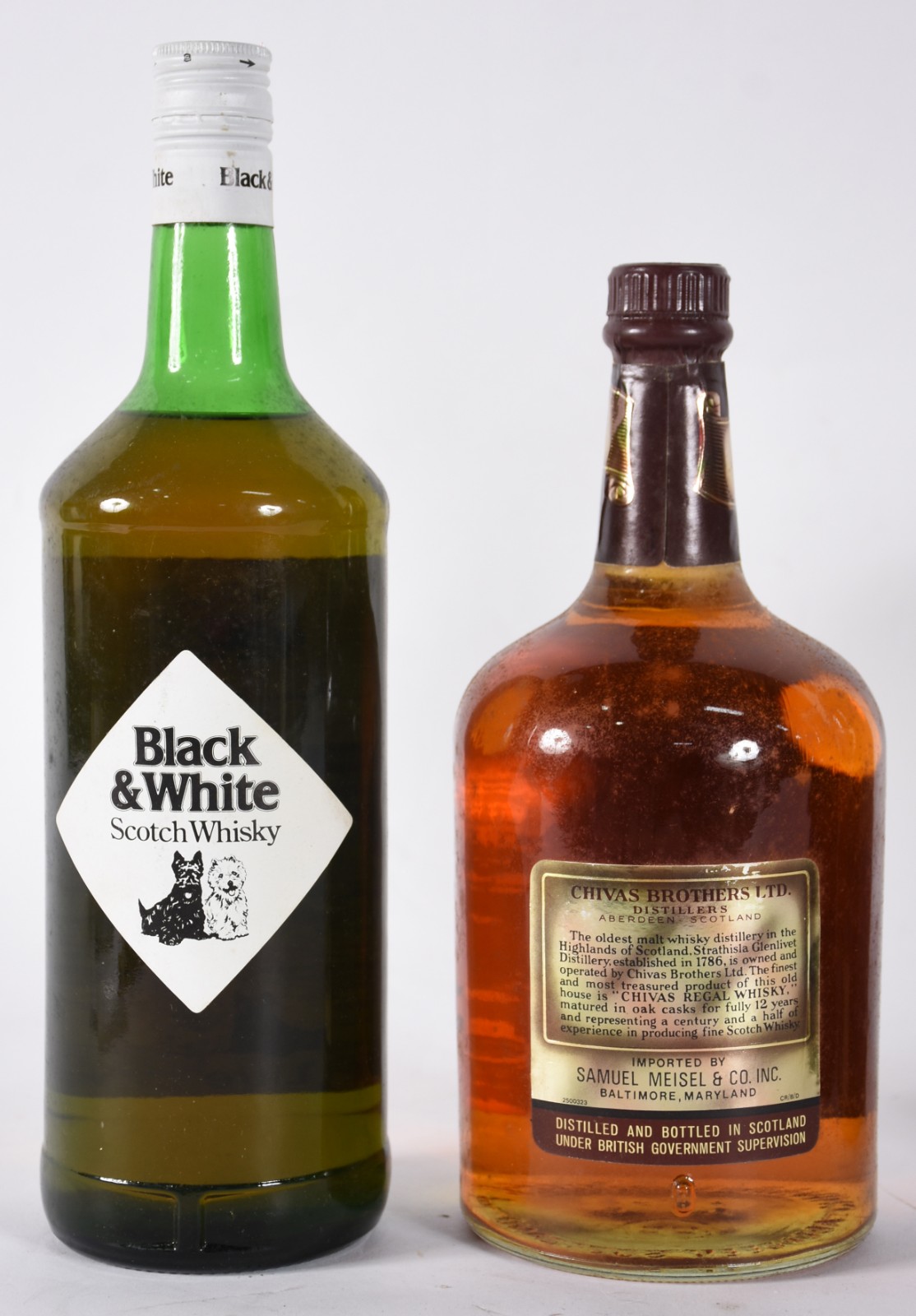 Quatro garrafas de Whisky sendo, 1 Black Label, 1 Chivas, 1 Black... - foto 3 de 4