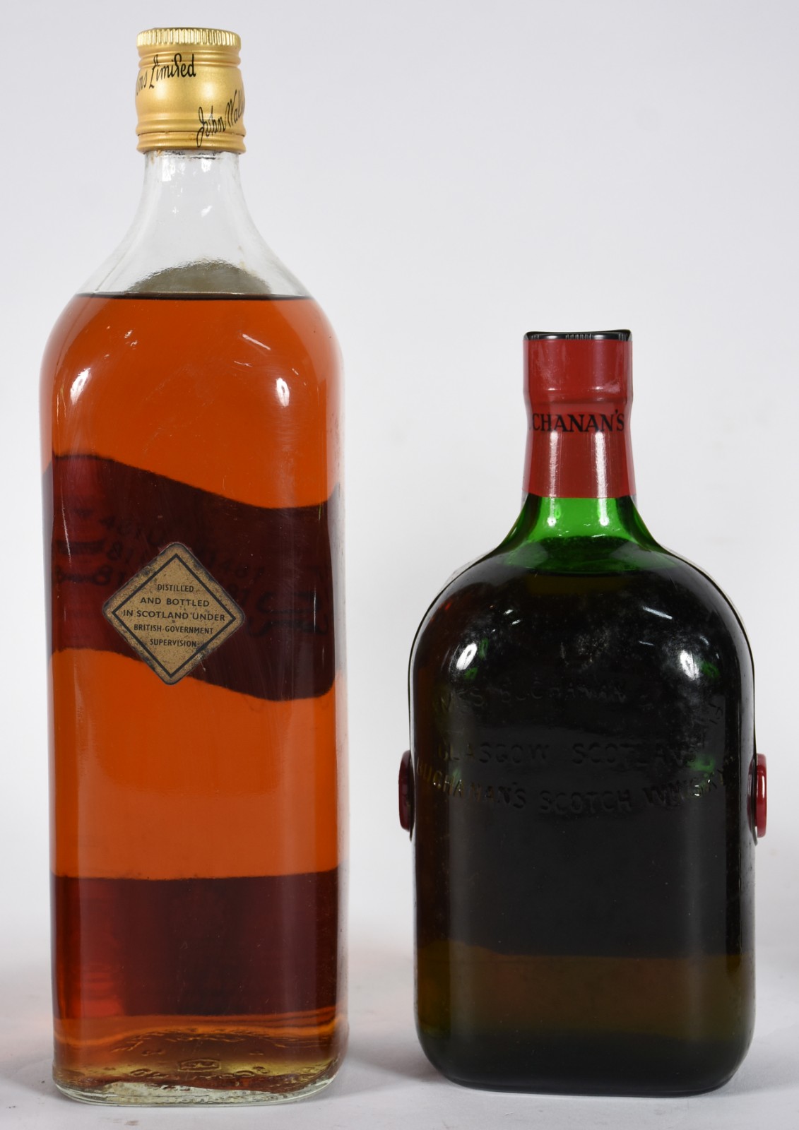Quatro garrafas de Whisky sendo, 1 Black Label, 1 Chivas, 1 Black... - foto 4 de 4