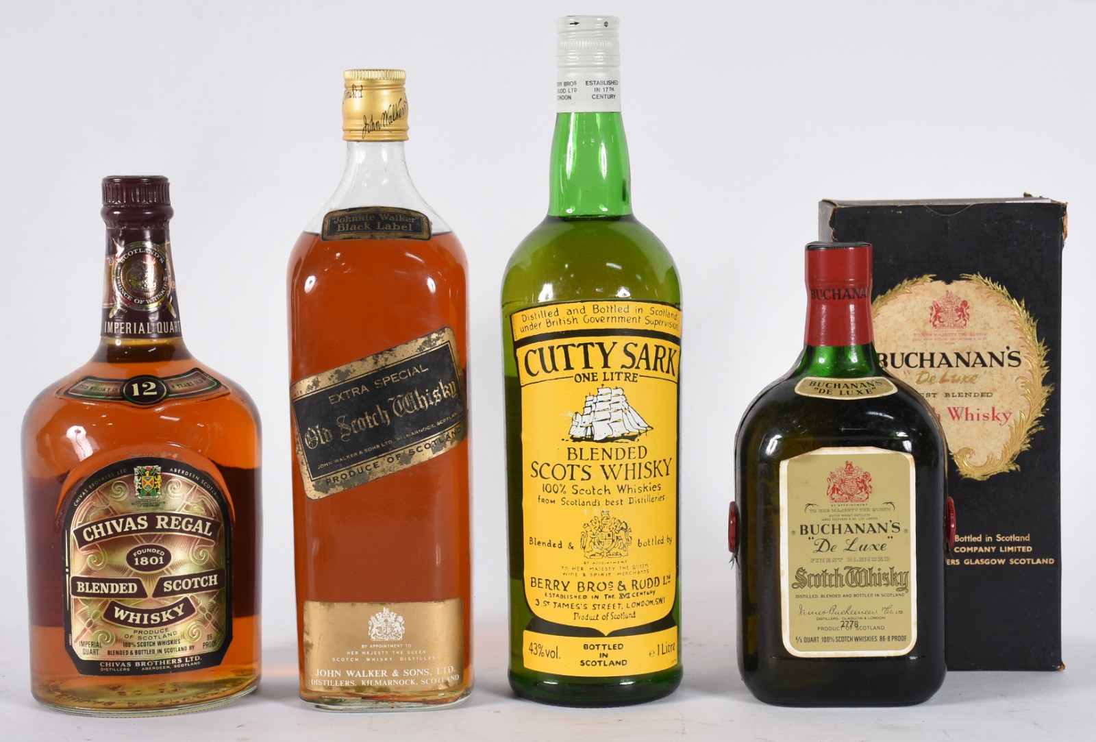 Quatro garrafas de Whisky sendo, 1 Black Label, 1 Chivas, 1 Cutty... - foto 1 de 4