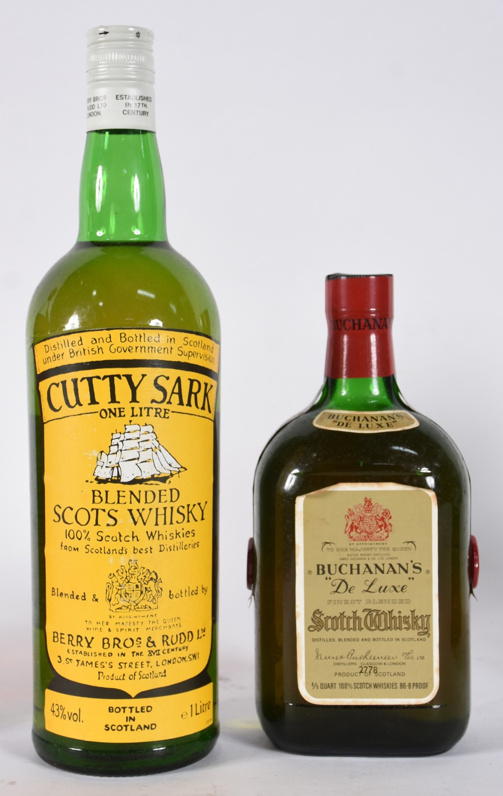 Quatro garrafas de Whisky sendo, 1 Black Label, 1 Chivas, 1 Cutty... - foto 3 de 4