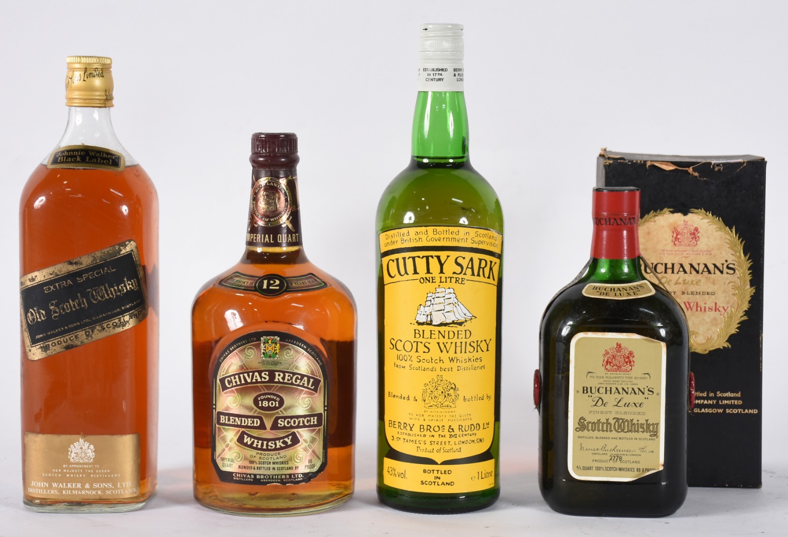 Quatro garrafas de Whisky sendo, 1 Black Label, 1 Chivas, 1 Cutty... - foto 1 de 5
