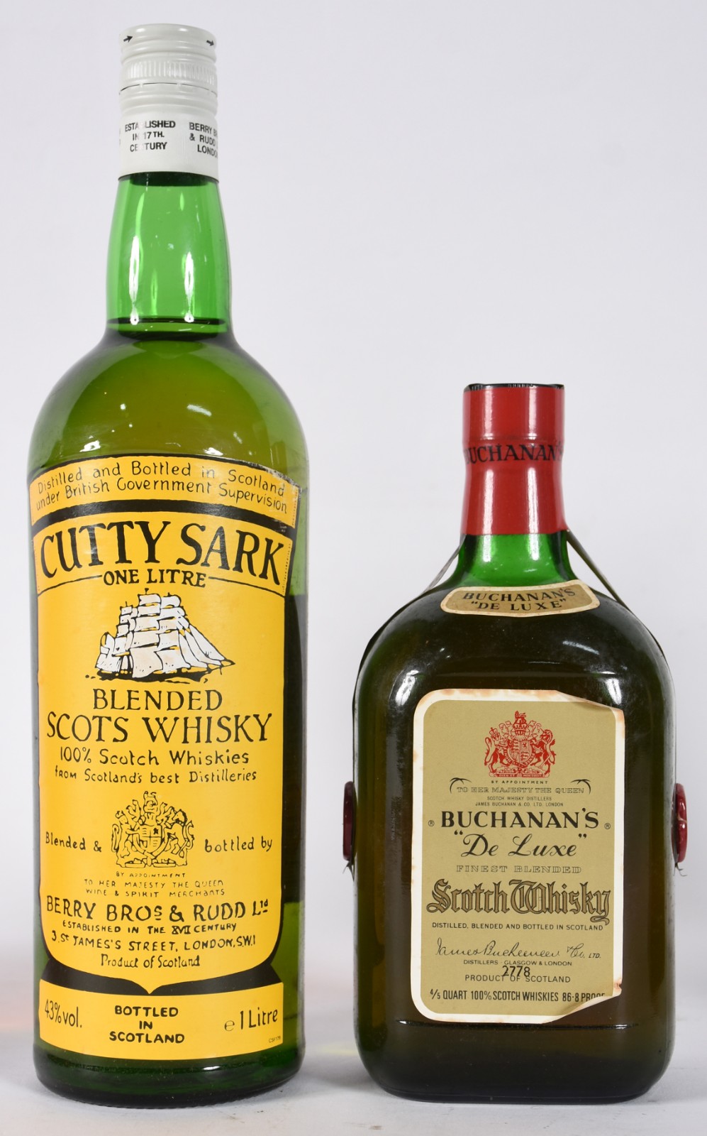 Quatro garrafas de Whisky sendo, 1 Black Label, 1 Chivas, 1 Cutty... - foto 2 de 5