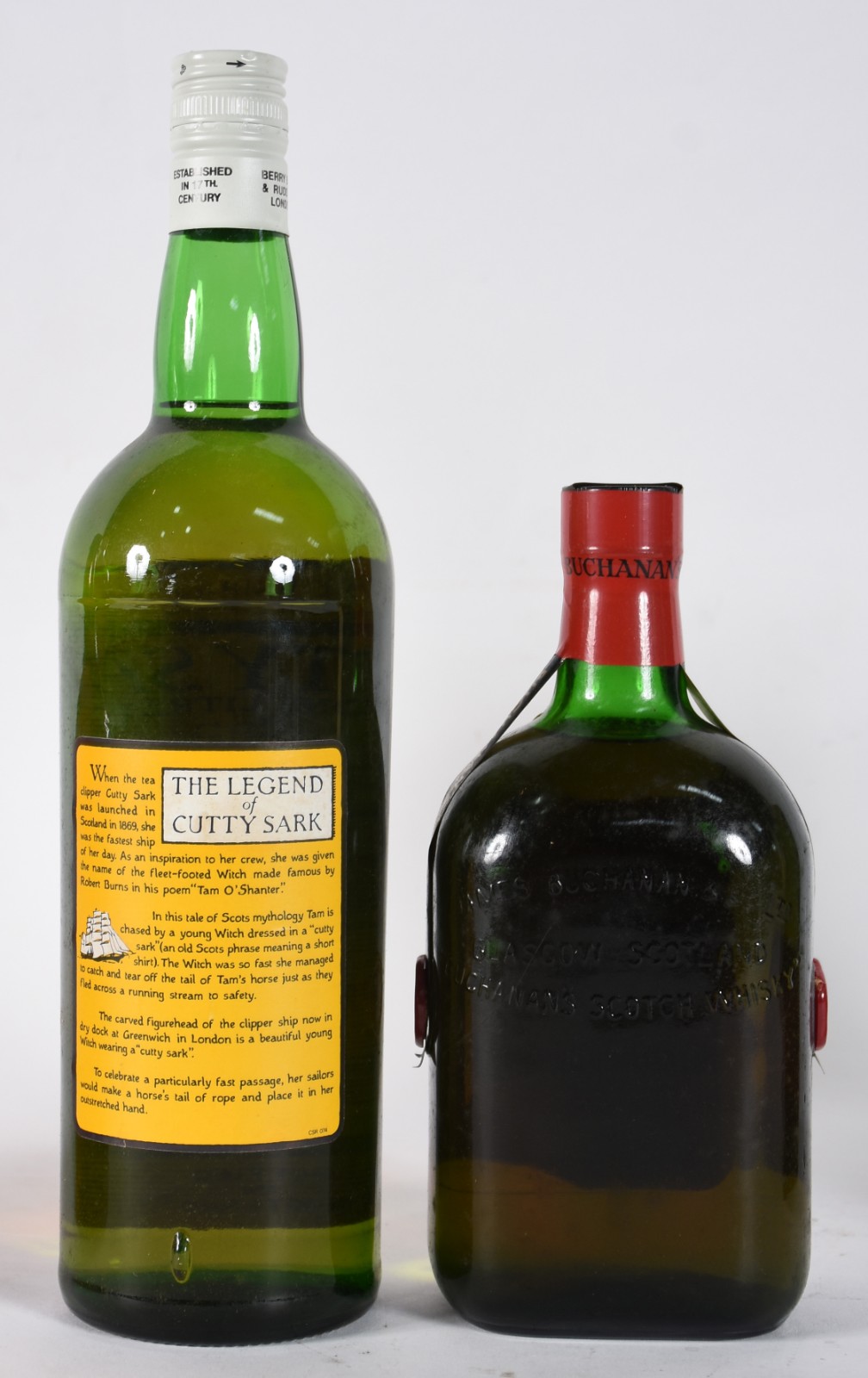 Quatro garrafas de Whisky sendo, 1 Black Label, 1 Chivas, 1 Cutty... - foto 5 de 5