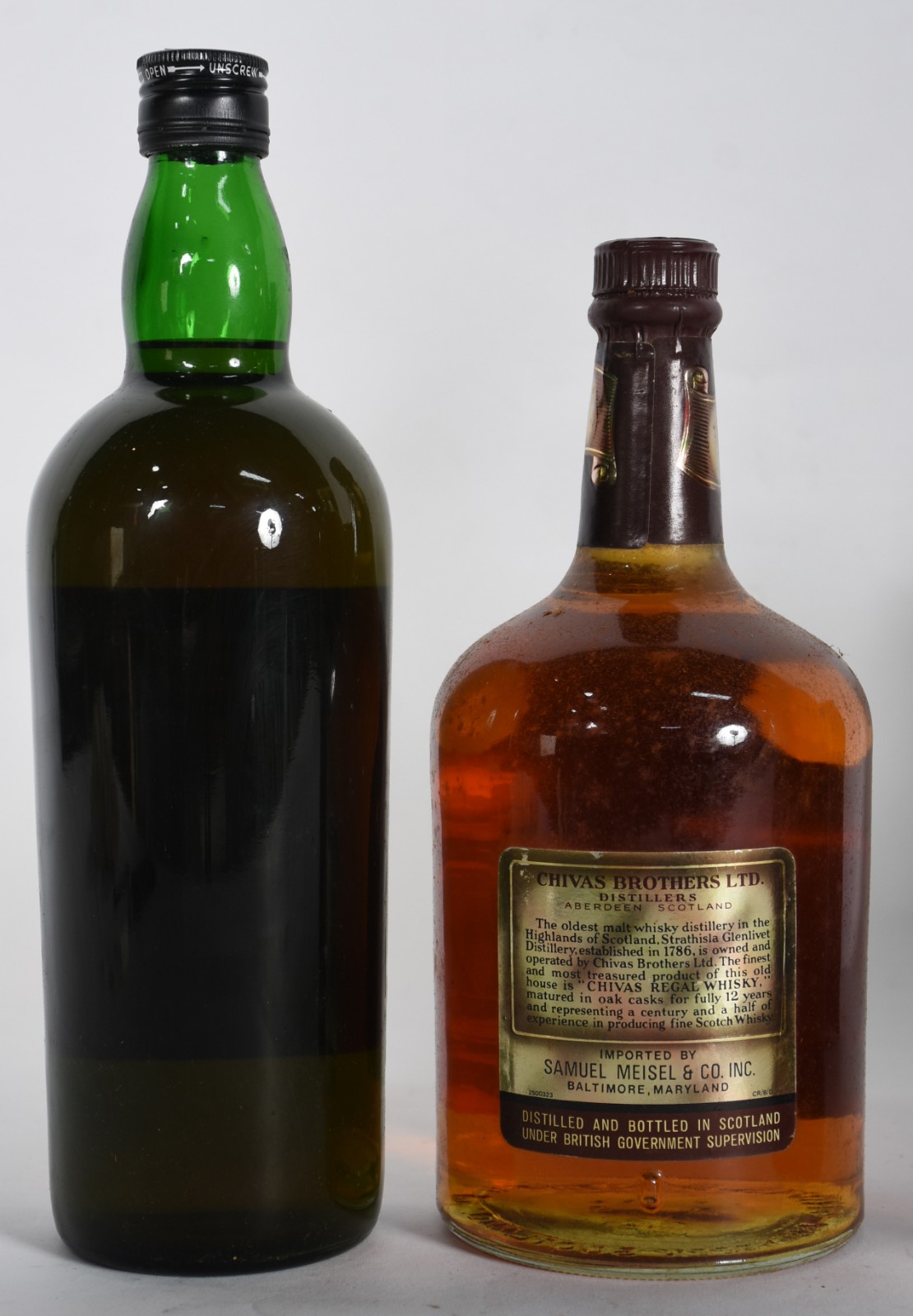 Quatro garrafas de Whisky sendo, 1 Black Label, 1 Chivas 1 Queen... - foto 3 de 5