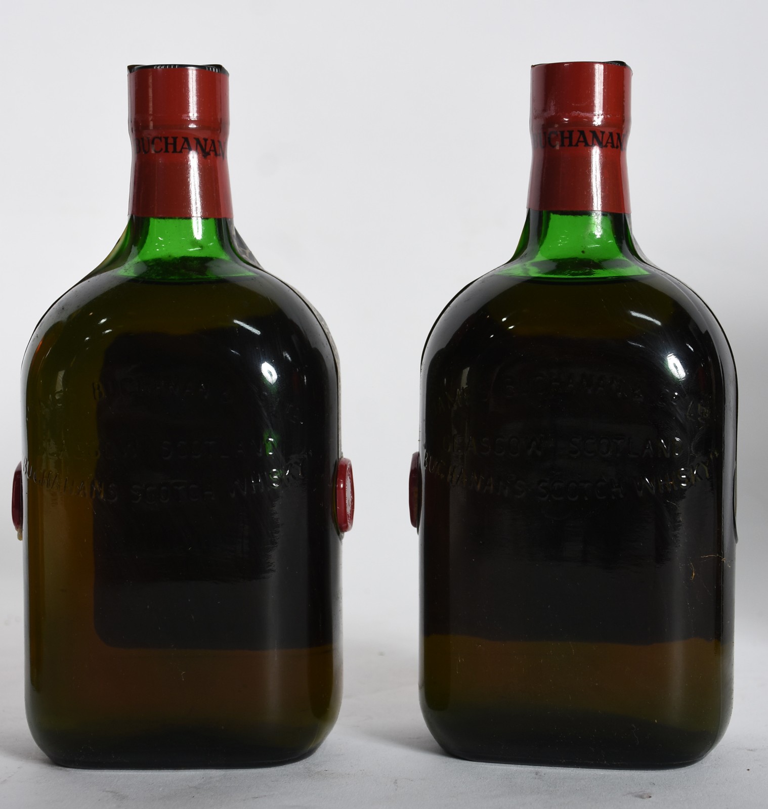 Quatro garrafas de Whisky sendo 1 Black Label, 1 Chivas Regal e 2... - foto 4 de 5