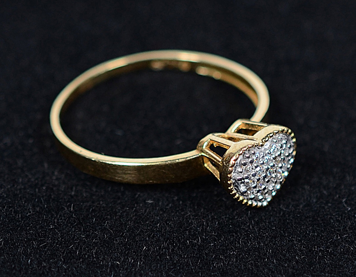 Anel de ouro 18 k com coração com nove brilhantes - 1,9 g - Aro 17,5 - foto 1 de 2