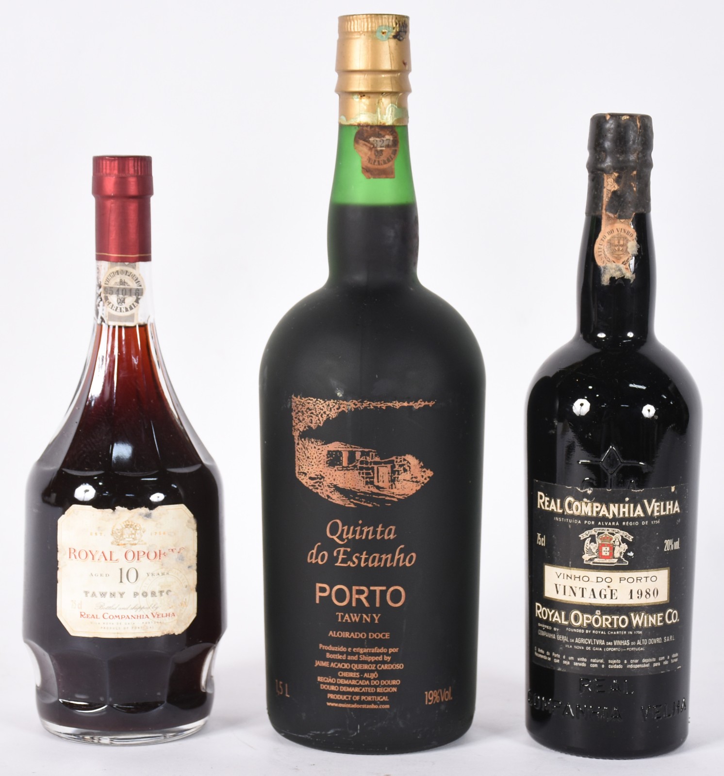 Três garrafas de vinho do Porto sendo Royal 10 anos, Quinta do... - foto 1 de 7