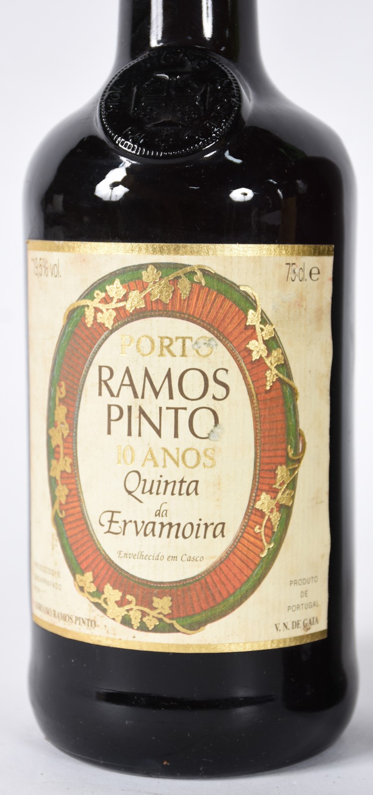 Três garrafas de vinhos do Porto, sendo Ramos Pinto, Sandeman e... - foto 2 de 8