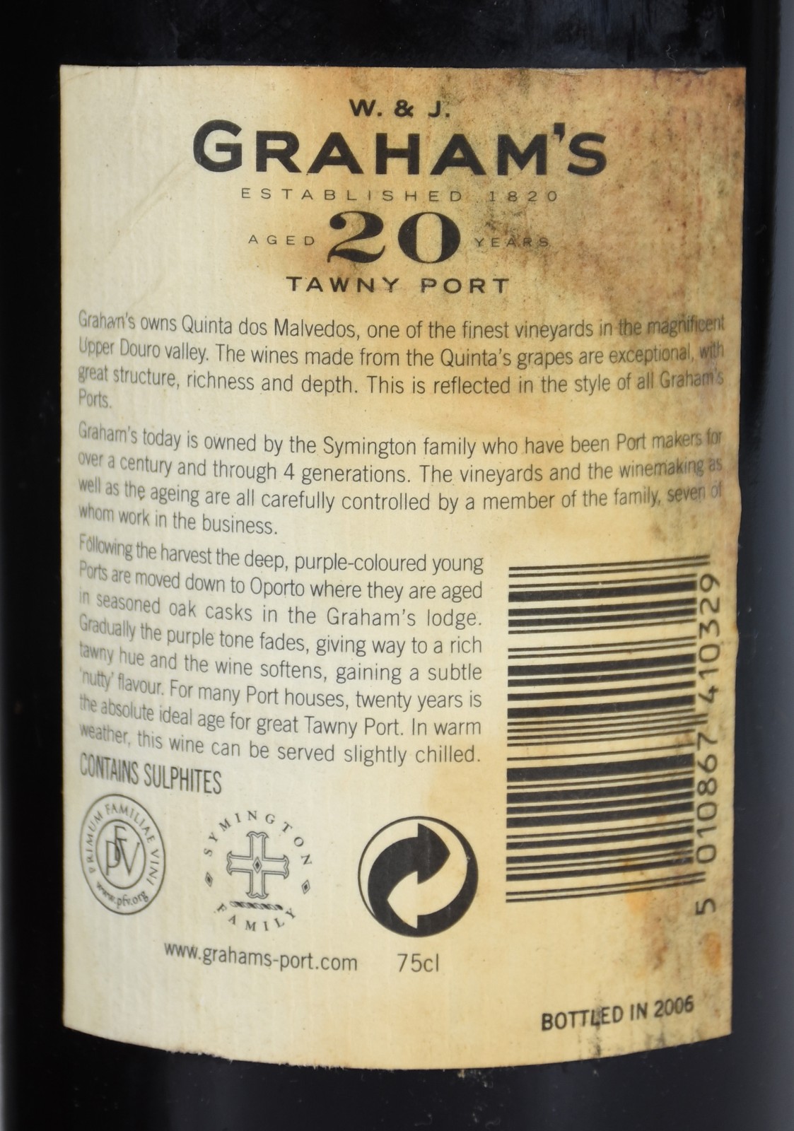 Três garrafas de vinhos do Porto, sendo Ramos Pinto, Sandeman e... - foto 6 de 8