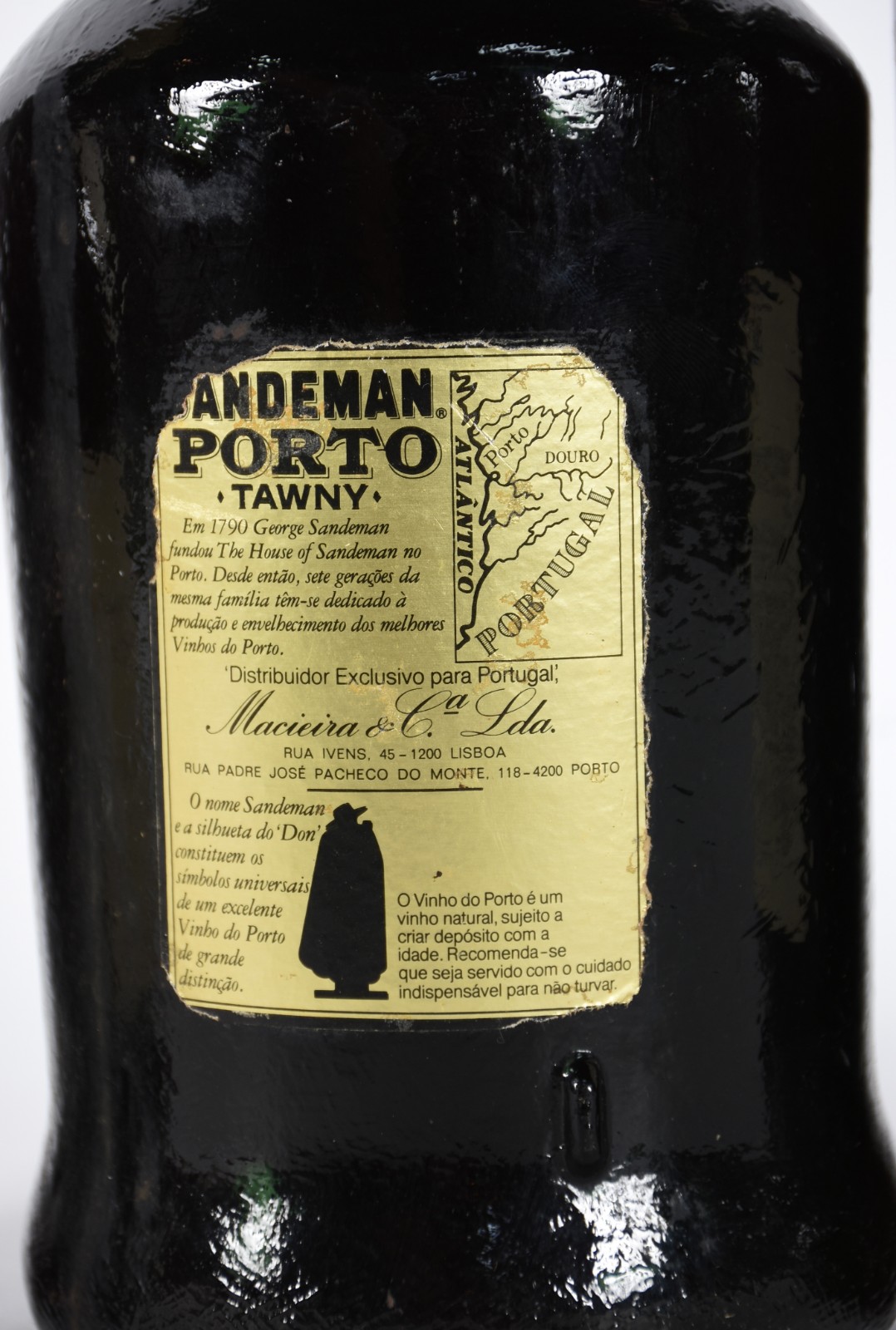 Três garrafas de vinhos do Porto, sendo Ramos Pinto, Sandeman e... - foto 7 de 8
