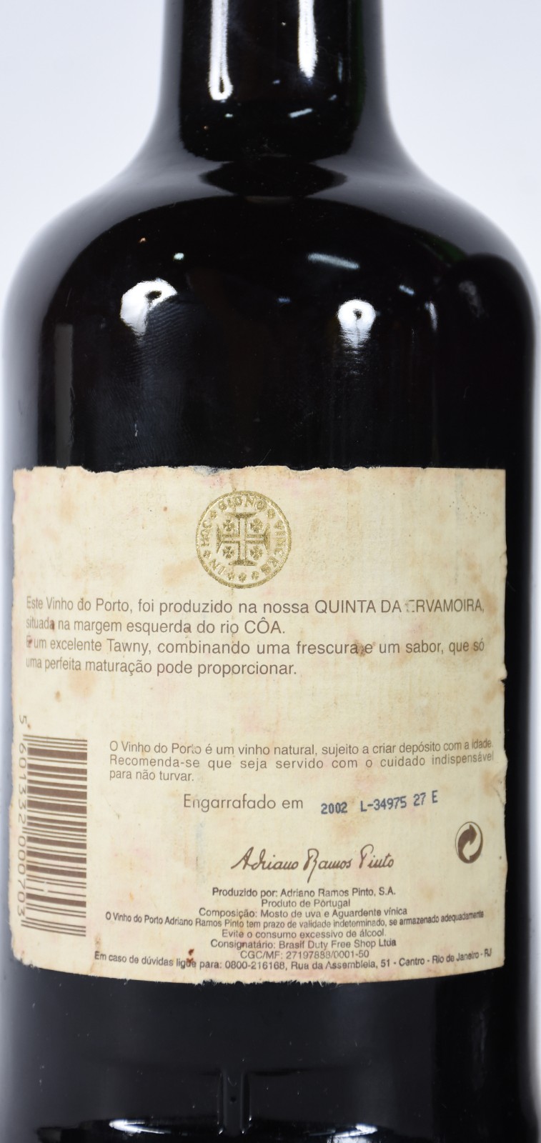 Três garrafas de vinhos do Porto, sendo Ramos Pinto, Sandeman e... - foto 8 de 8