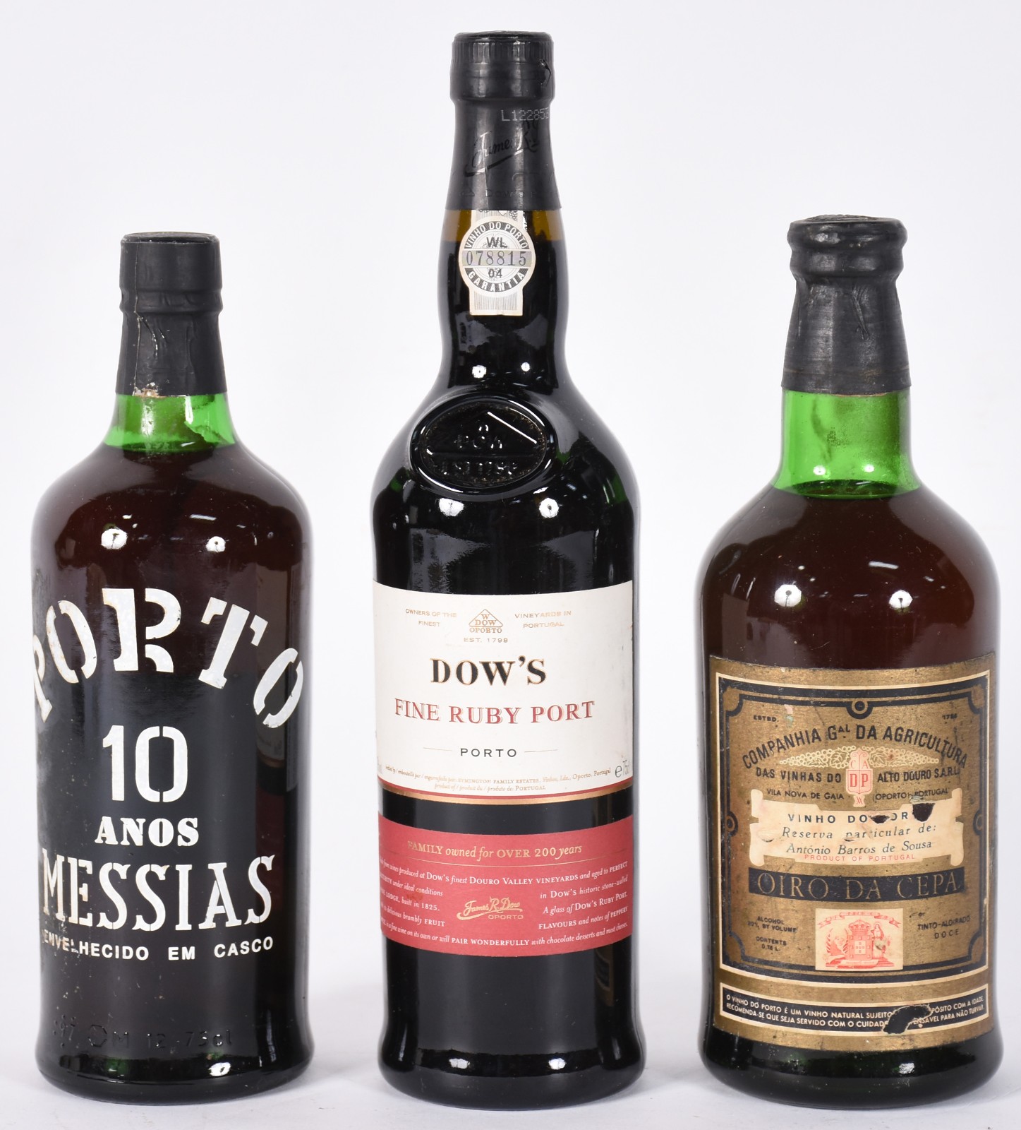 Três garrafas de vinho do Porto, sendo Porto 10 anos Messias, Dow's e... - foto 1 de 6