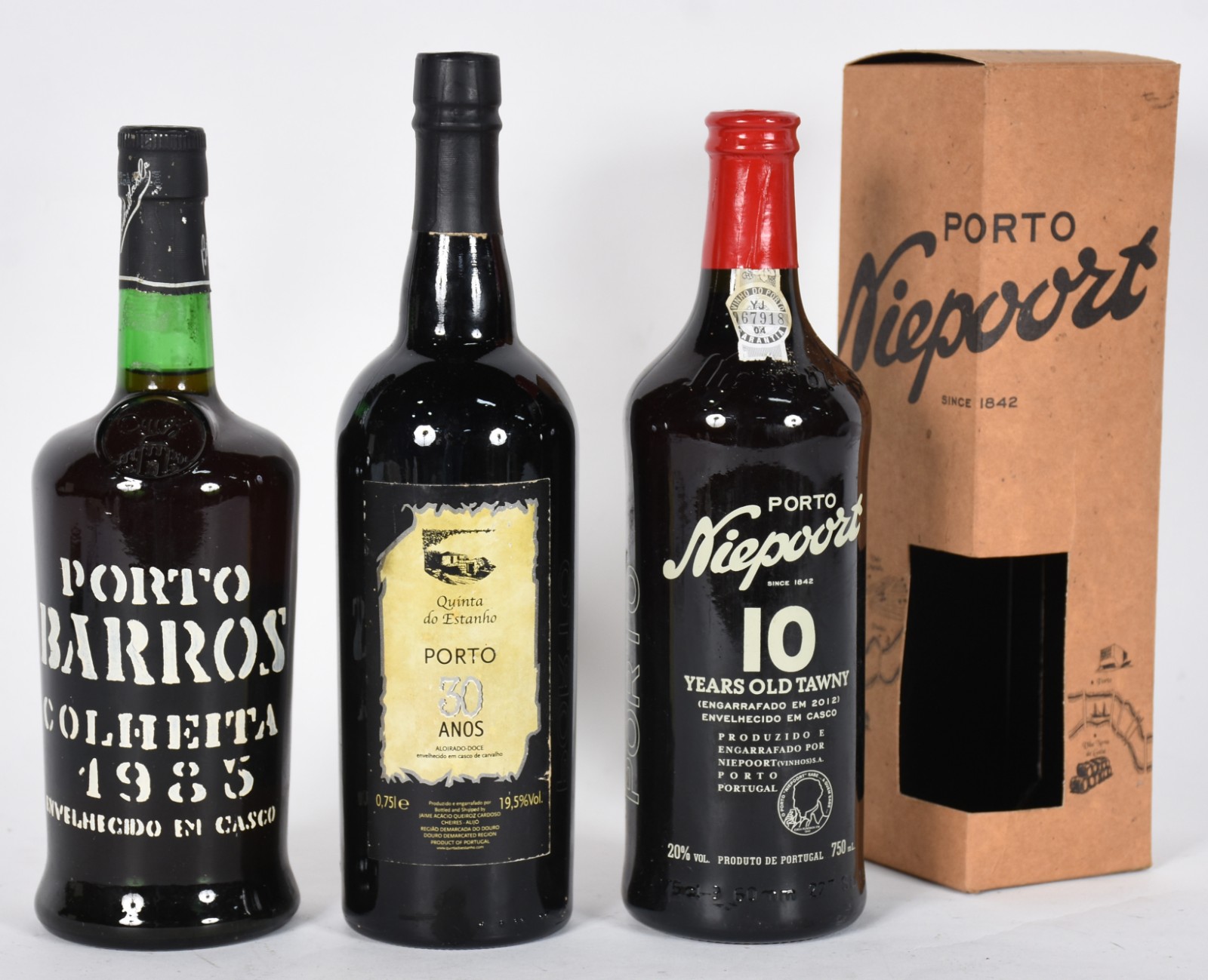 Três garrafas de Vinho do Porto, sendo Porto Barros colheita 1985... - foto 1 de 7