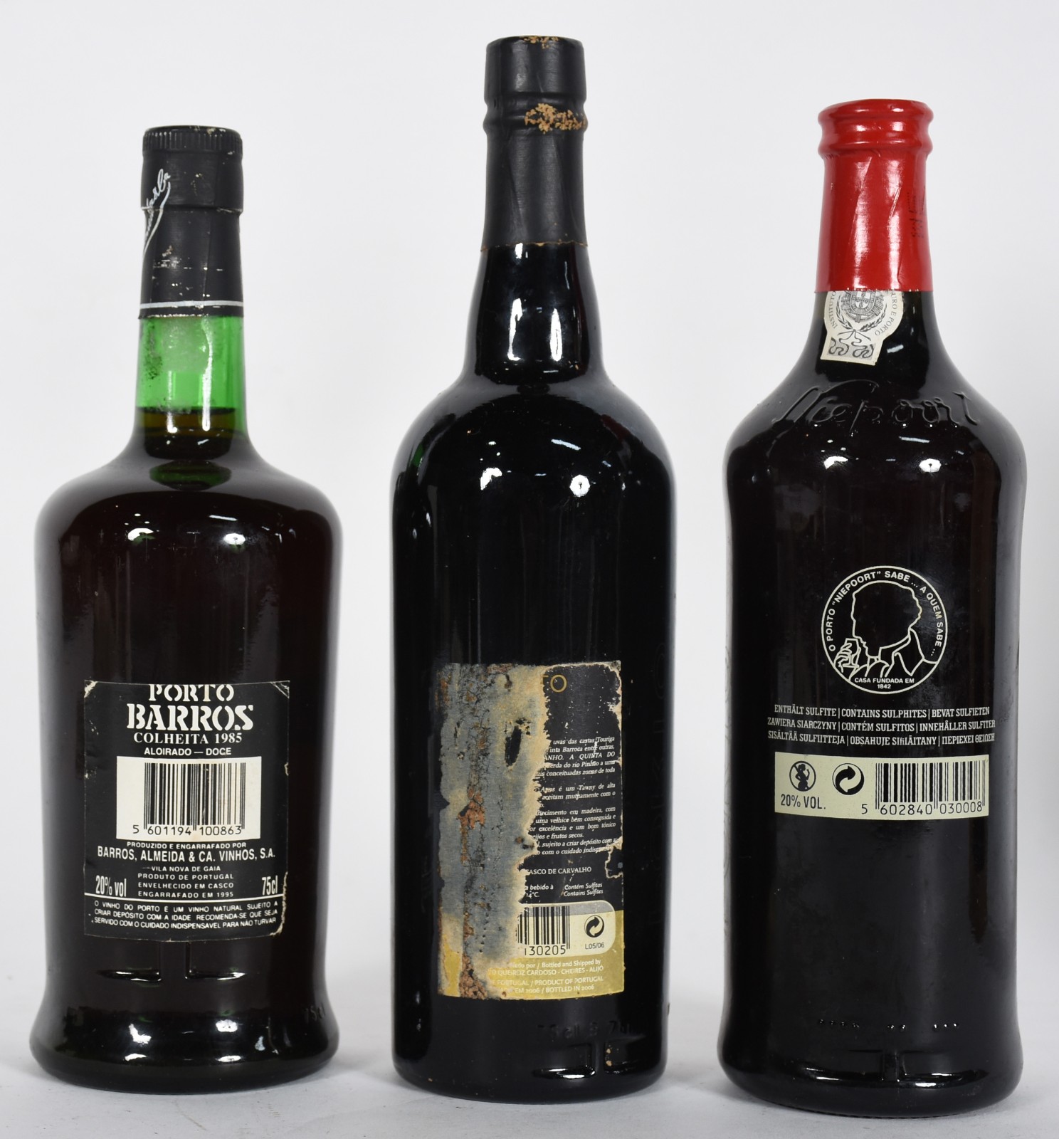 Três garrafas de Vinho do Porto, sendo Porto Barros colheita 1985... - foto 4 de 7