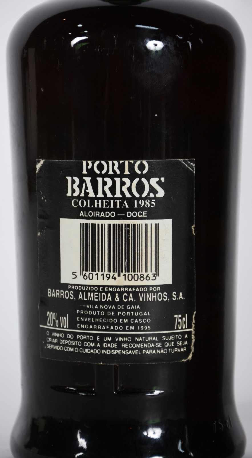 Três garrafas de Vinho do Porto, sendo Porto Barros colheita 1985... - foto 6 de 7