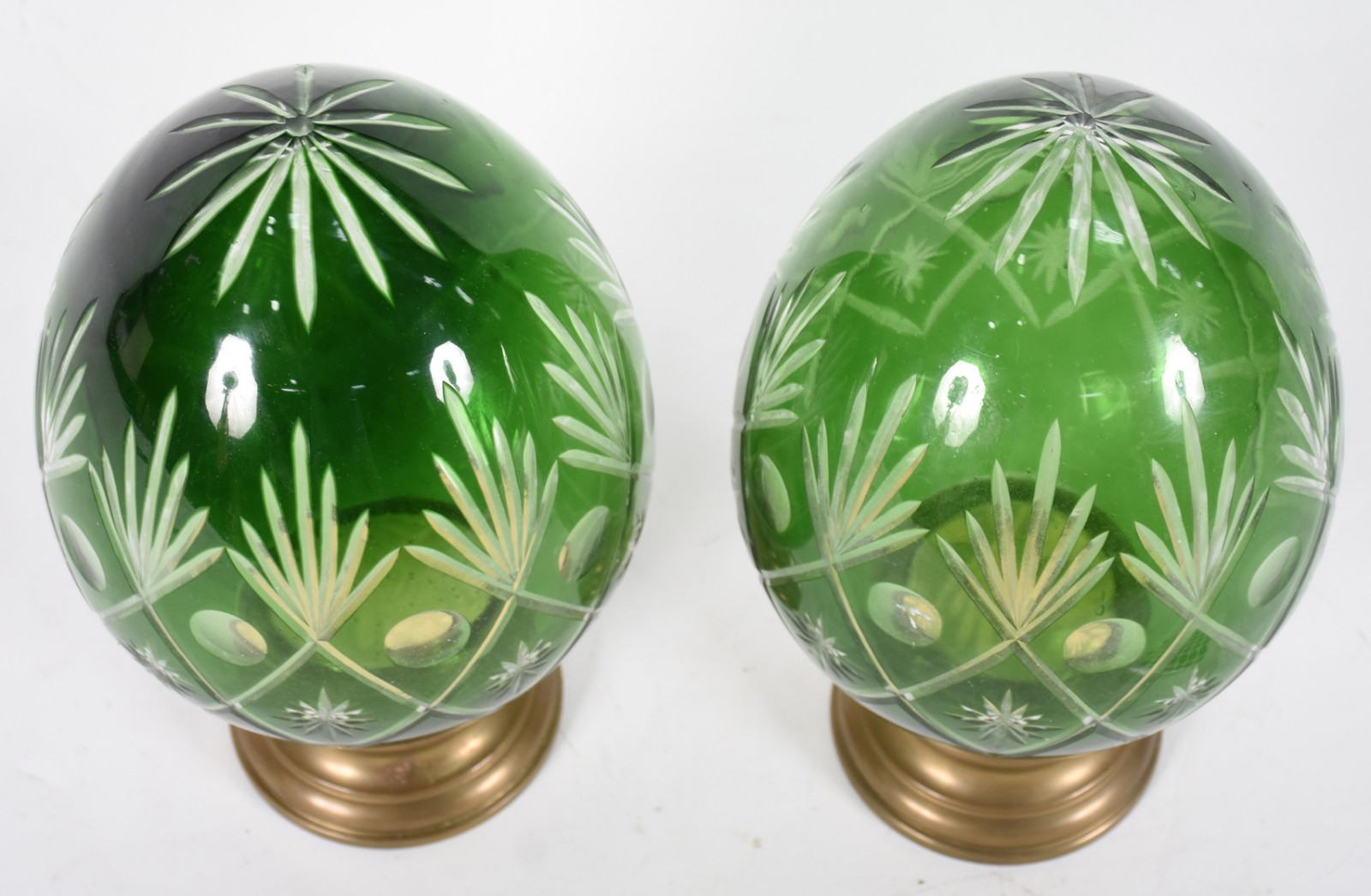 Par de grandes pinhas de cristal doublé verde lapidado e bases de... - foto 2 de 4