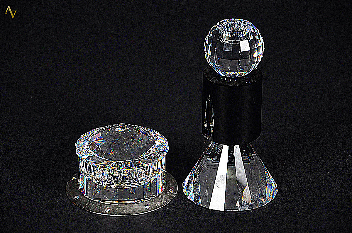 Duas peças de cristal ao gosto Swarowski sendo uma caixa e um... - foto 1 de 4