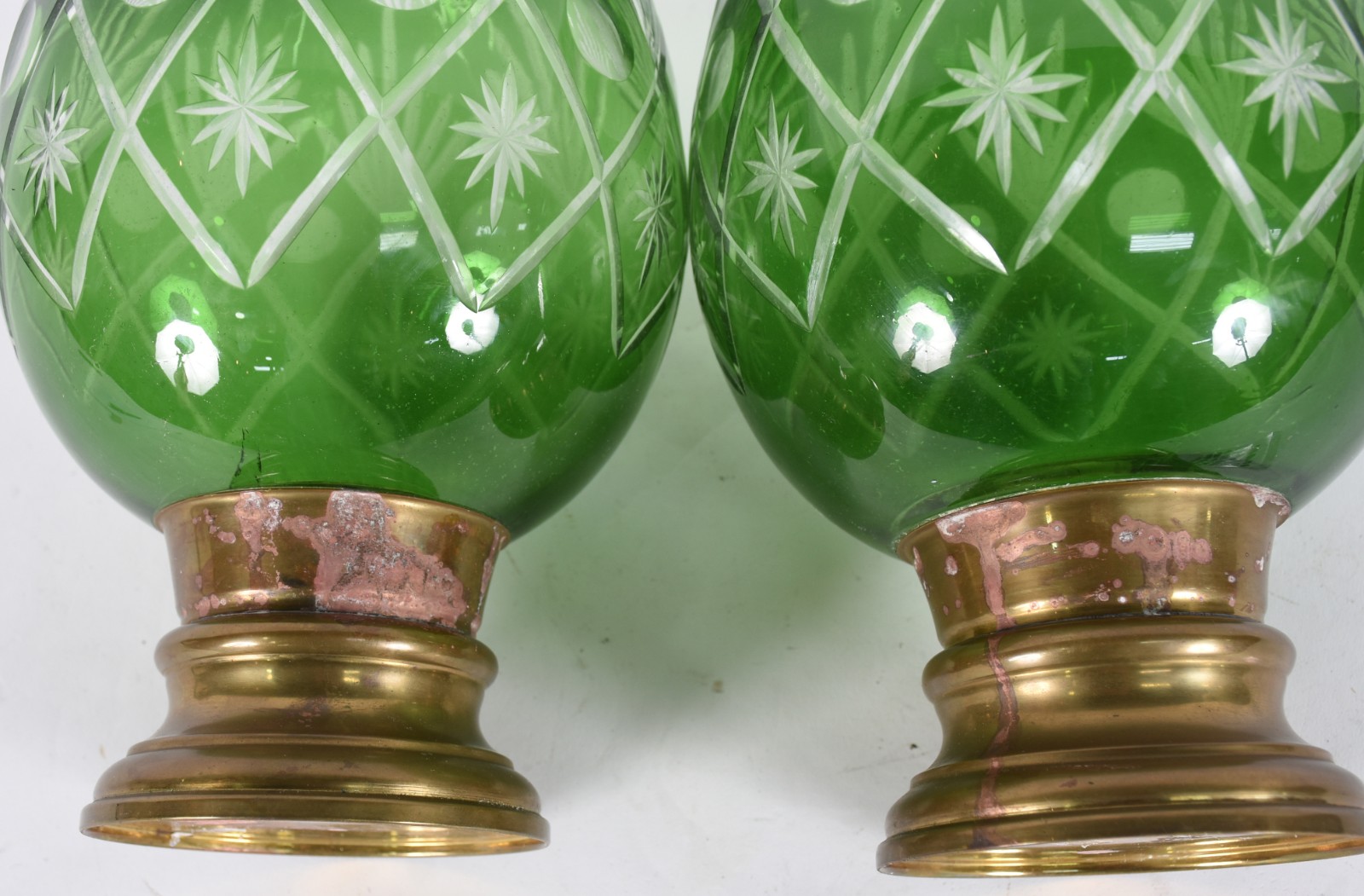 Par de grandes pinhas de cristal doublé verde lapidado e bases de... - foto 4 de 4