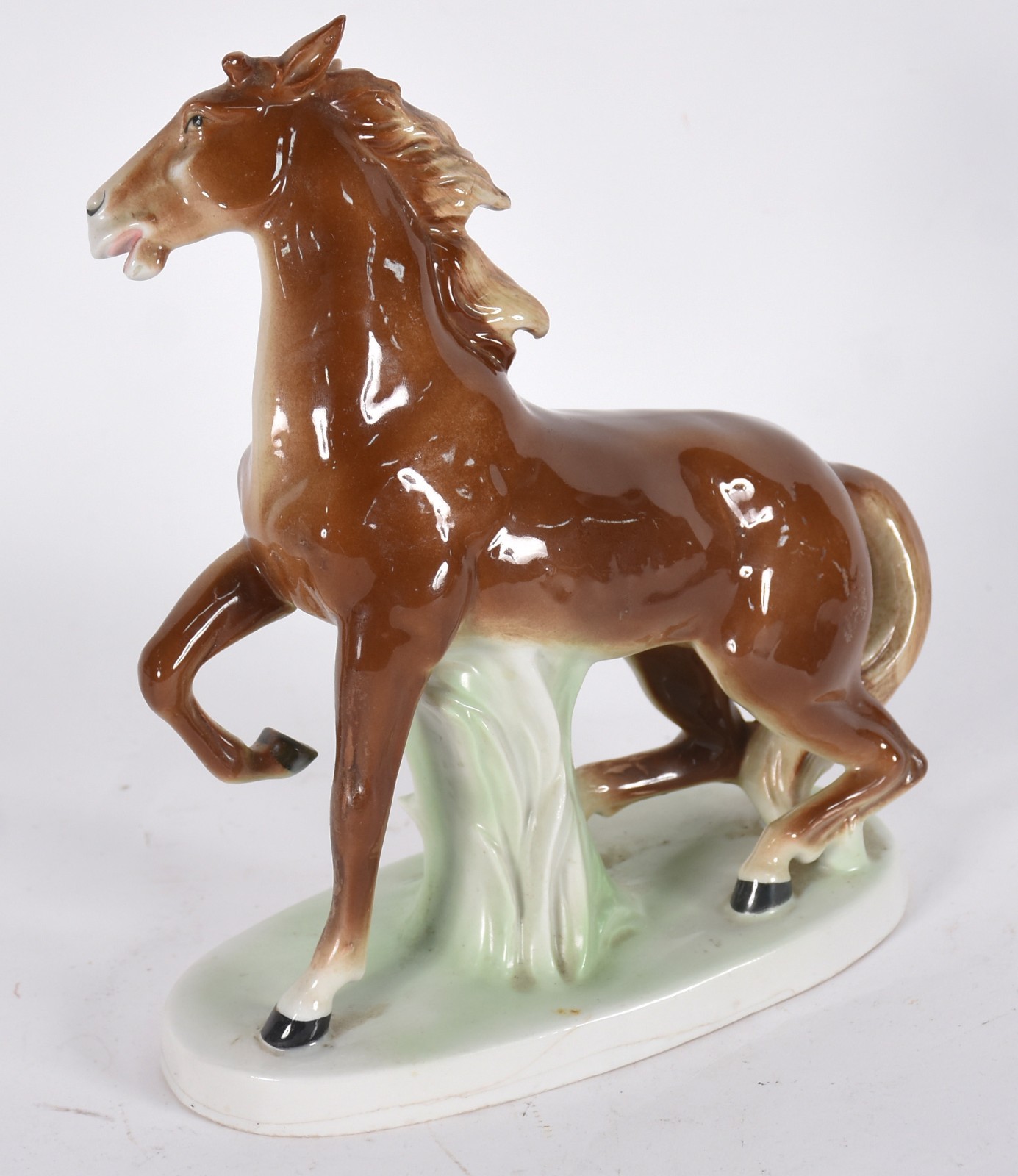Escultura de porcelana representando cavalo. - foto 1 de 4