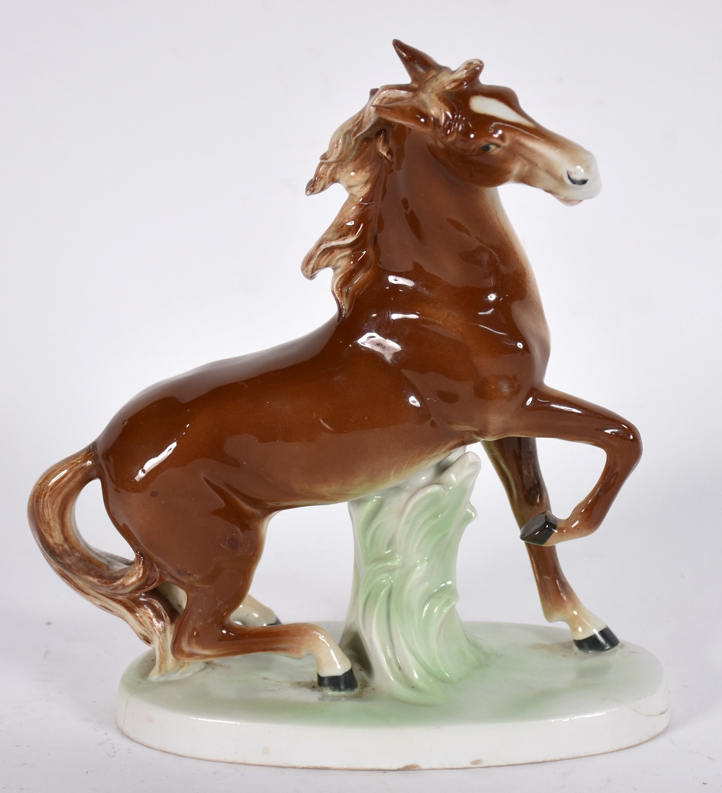 Escultura de porcelana representando cavalo. - foto 2 de 4