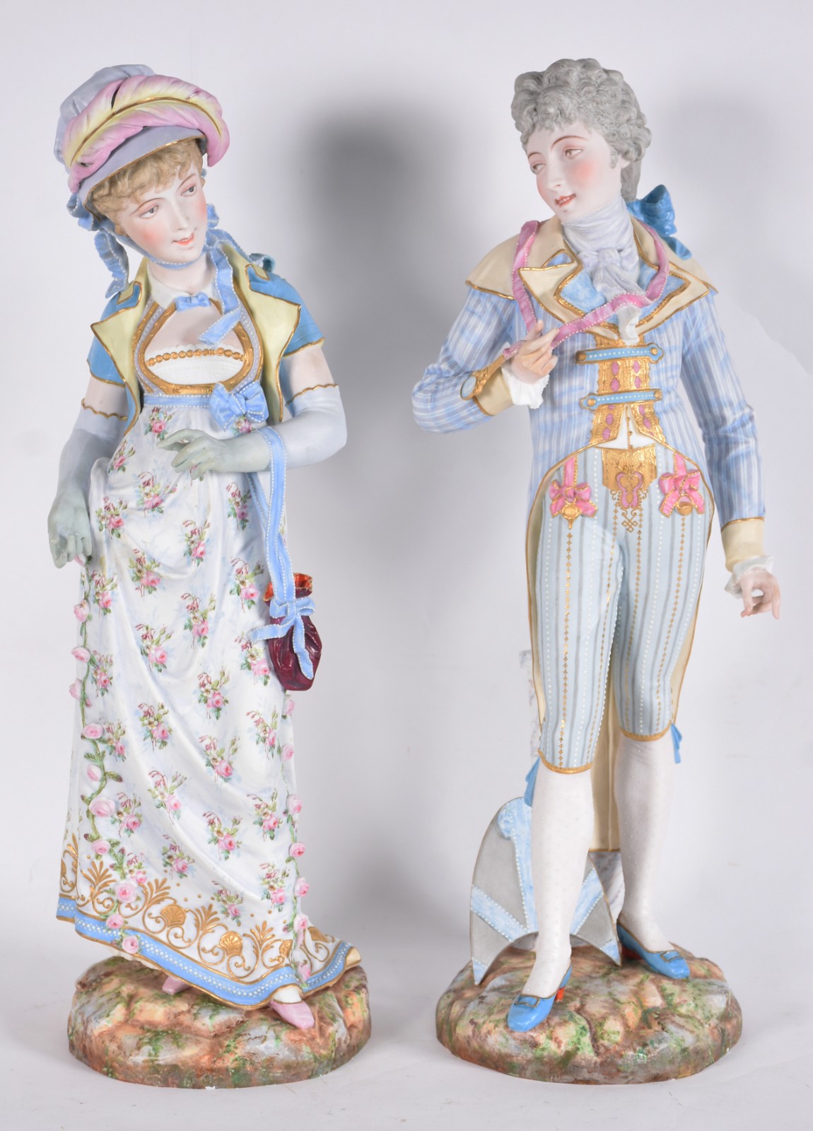 Par de estatuetas de biscuit europeu policromado representando casal... - foto 1 de 10