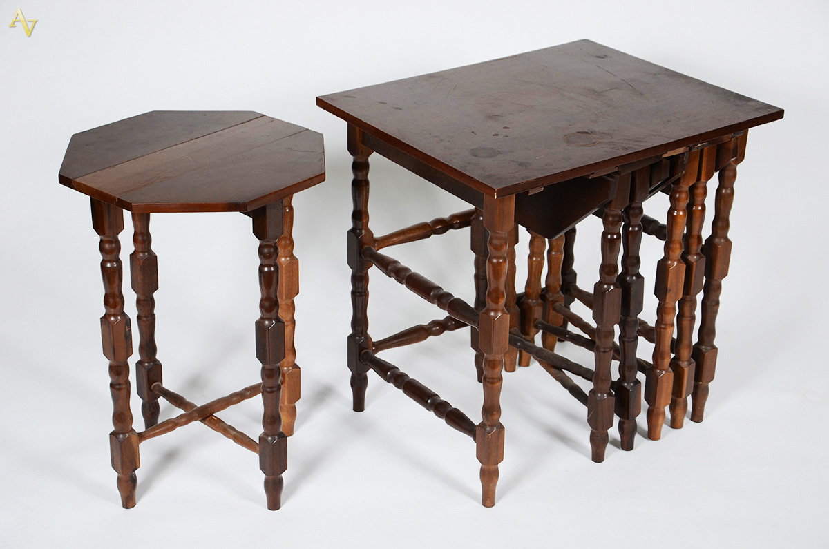 Mesa ninho em madeira nobre com pés torneados, (4 peças no total... - foto 2 de 2