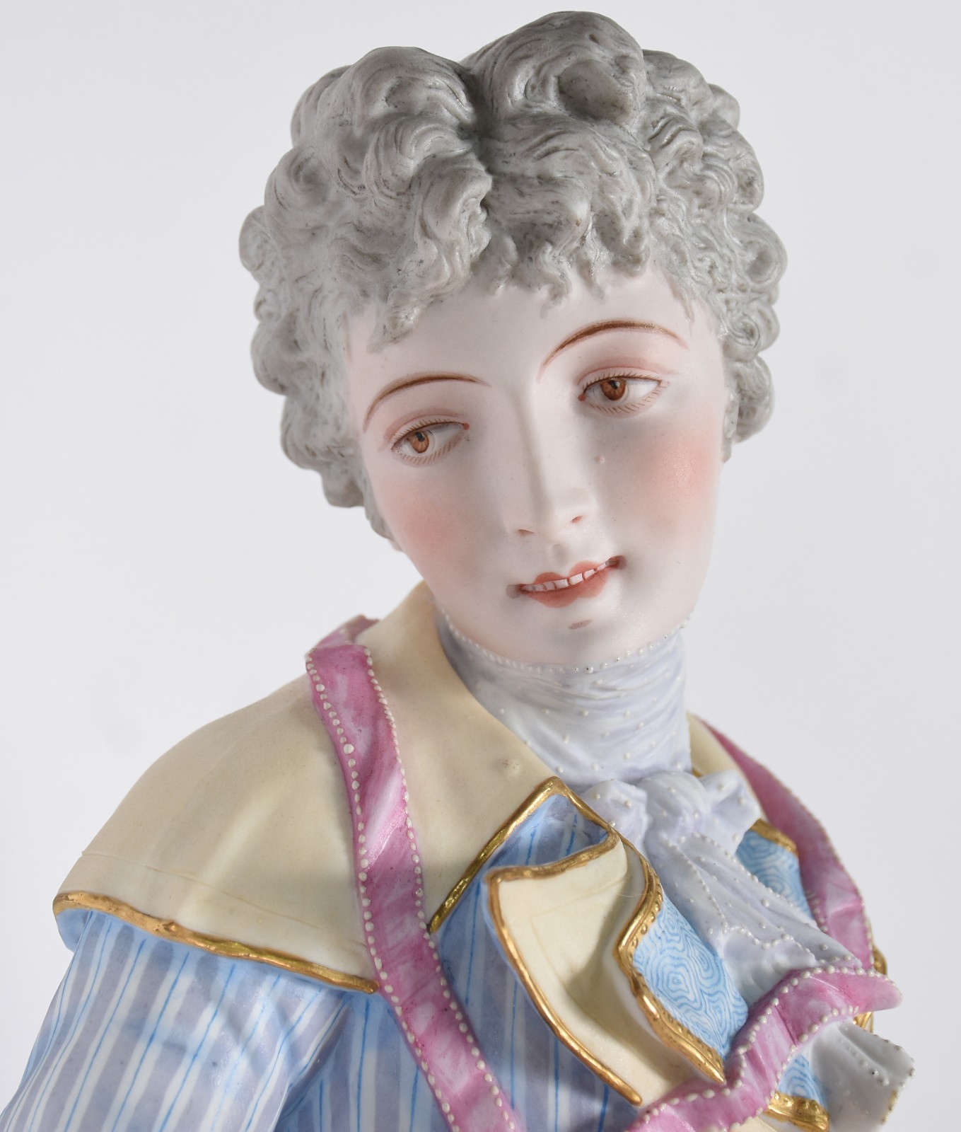 Par de estatuetas de biscuit europeu policromado representando casal... - foto 3 de 10