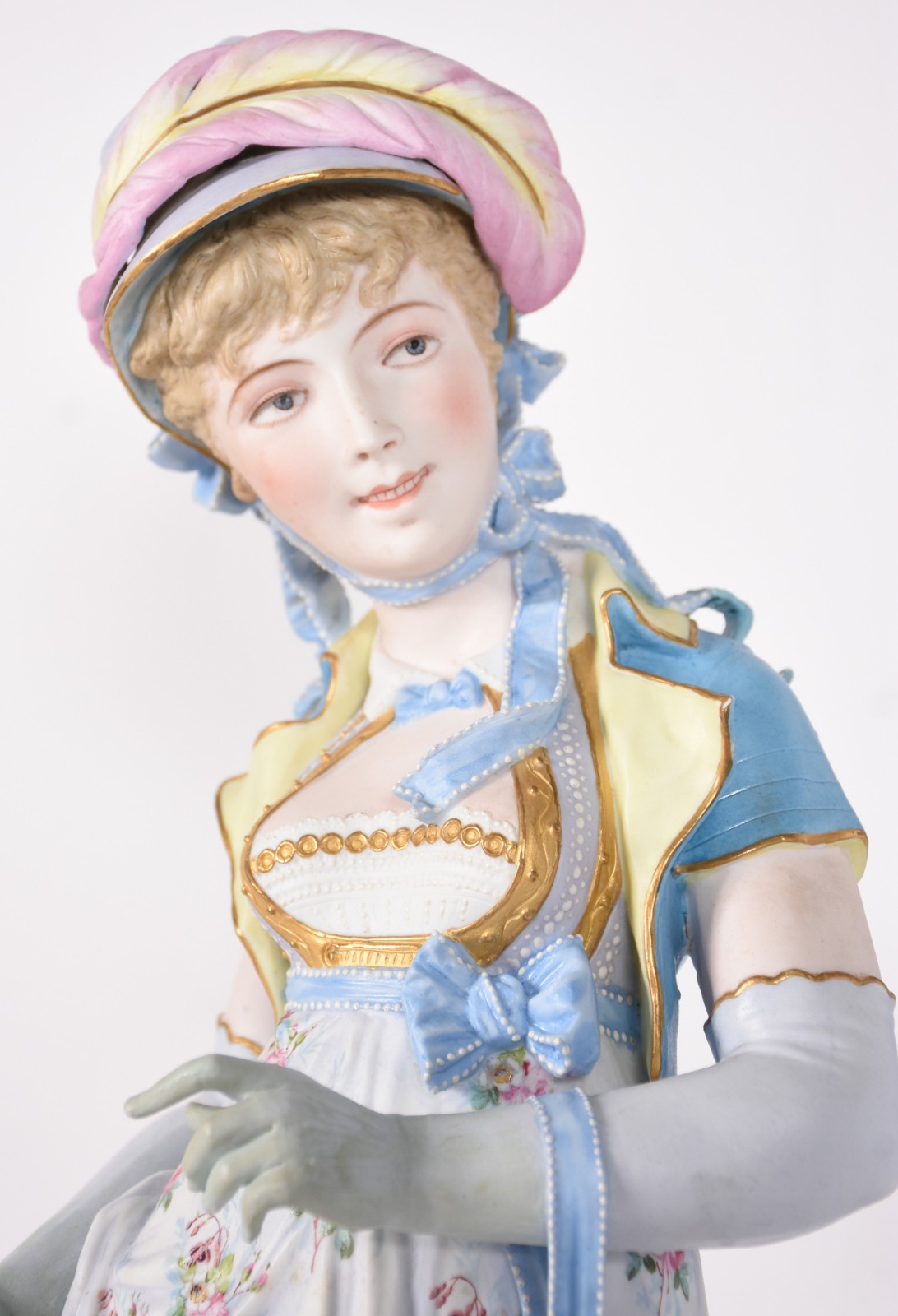 Par de estatuetas de biscuit europeu policromado representando casal... - foto 4 de 10