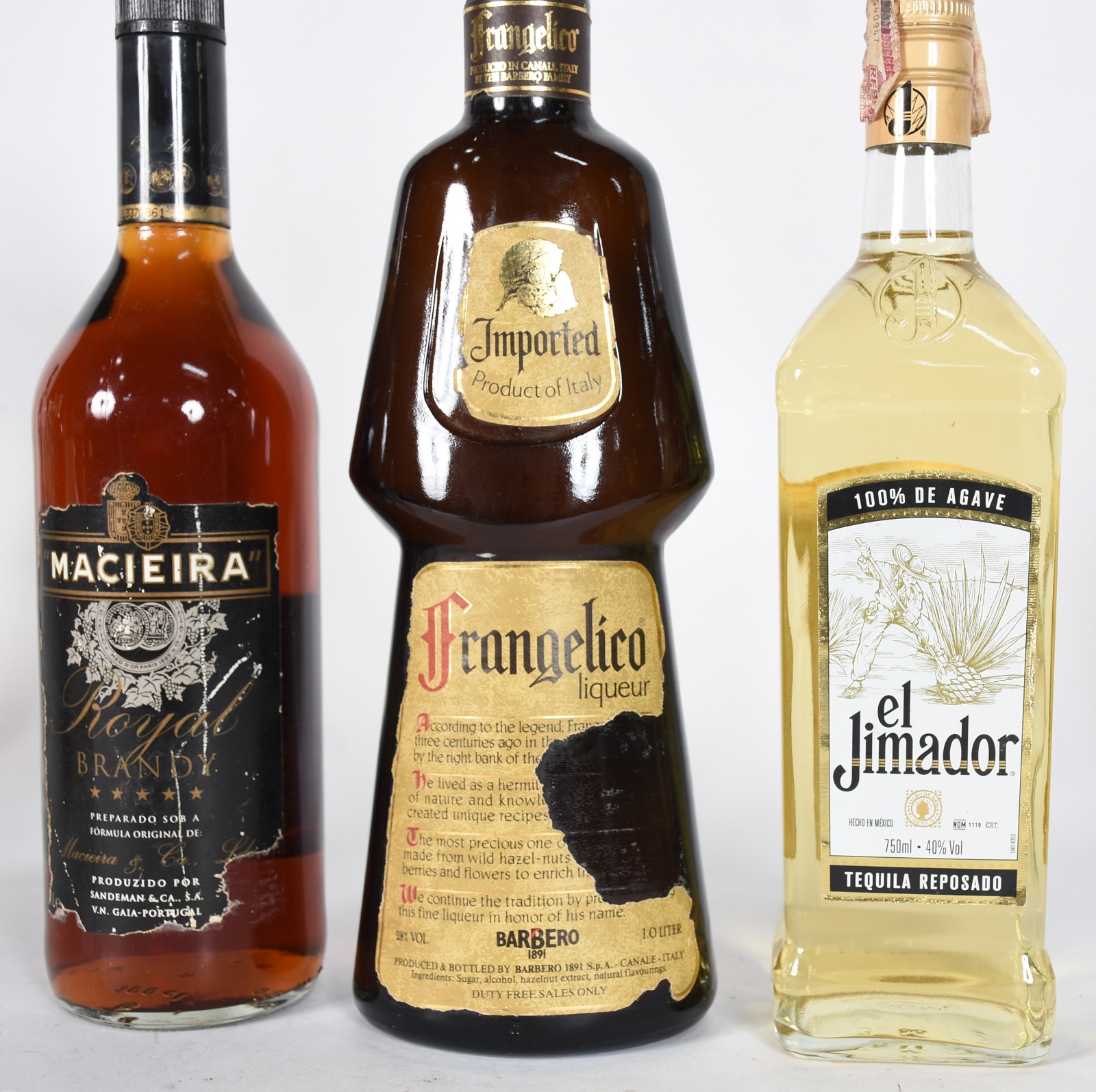Treze garrafas de bebidas diversas. - foto 4 de 5