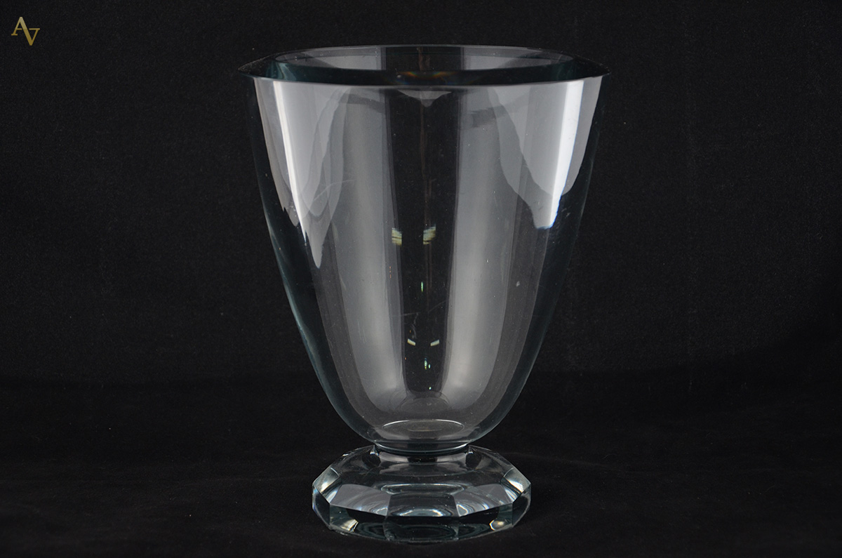 Vaso em bloco de cristal sueco (lascados na base). Altura 24 cm.