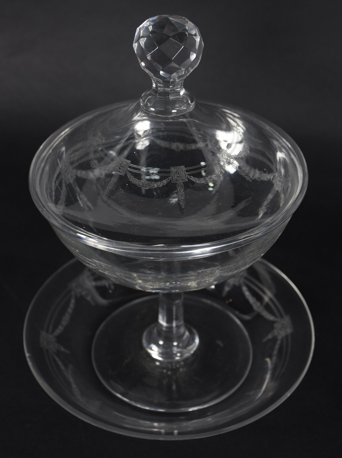 Compoteira com presentoir de cristal europeu lavrado com guirlandas. - foto 2 de 3