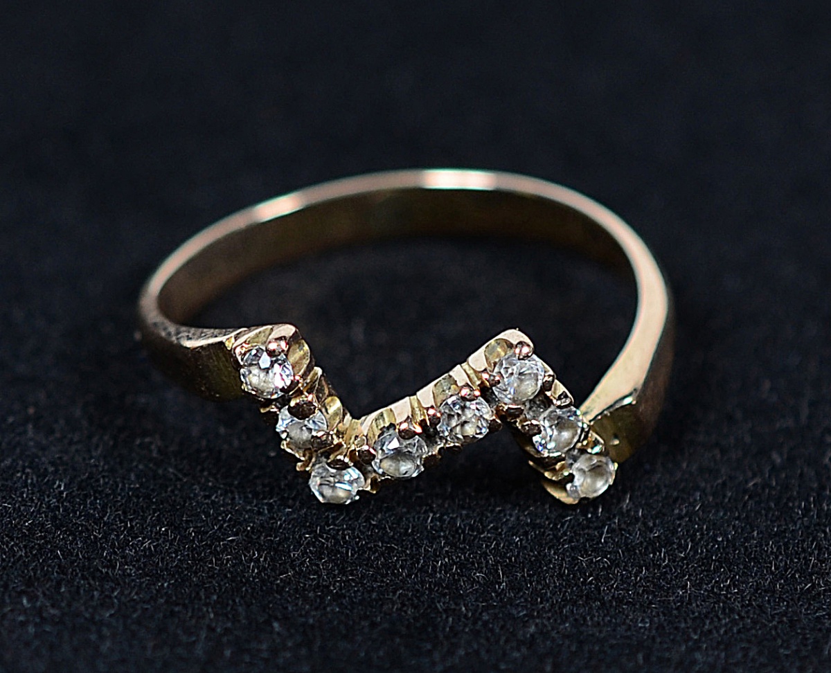Anel de ouro 18 k com nove brilhantes - 2,1 g - Aro 17 - foto 1 de 2