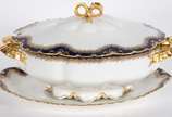 Elegante sopeira com presentoir de porcelana fr... - Elegante sopeira com presentoir de porcelana francesa de Limoges, Frank Haviland, na cor branca com borda em azul cobalto e dourado.