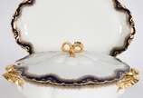 Elegante sopeira com presentoir de porcelana fr... - Elegante sopeira com presentoir de porcelana francesa de Limoges, Frank Haviland, na cor branca com borda em azul cobalto e dourado.