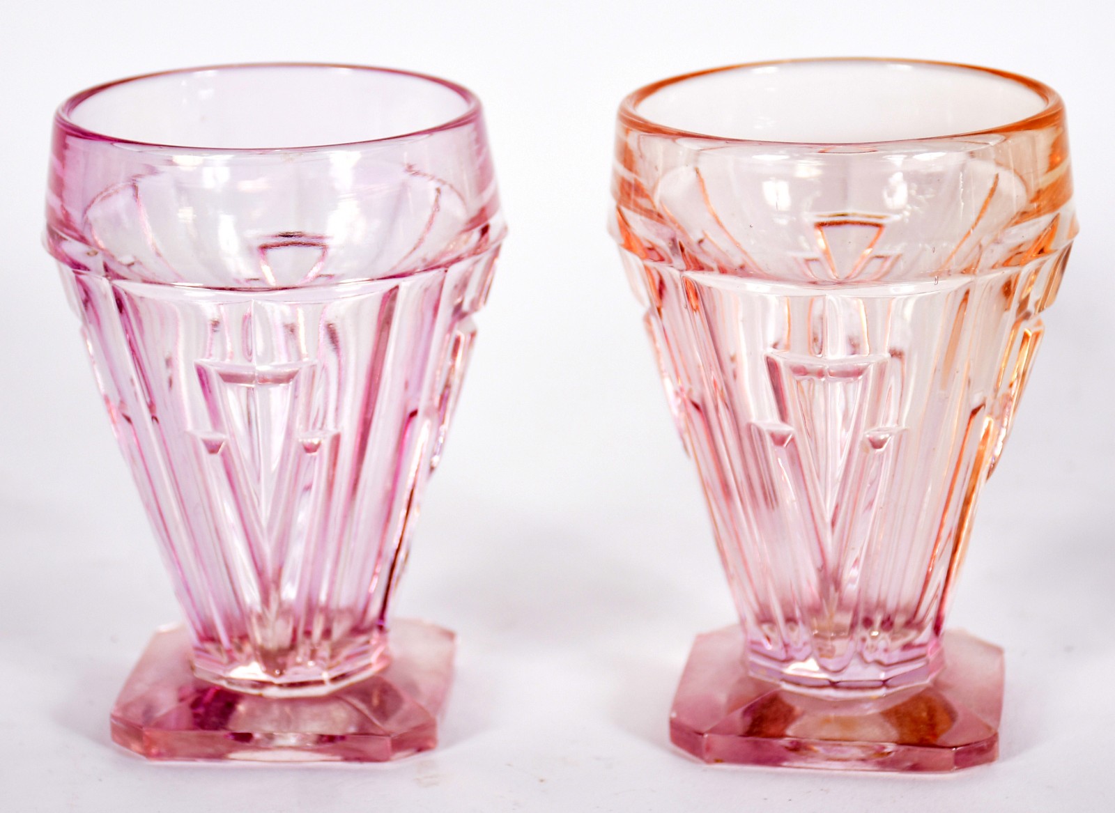 Jarra com 6 copos e uma petisqueira de vidro rosa Art Deco. - foto 3 de 4