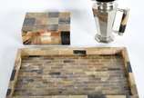 Três peças decorativas com osso; sendo jarra de... - Três peças decorativas com osso; sendo jarra de metal, bandeja e caixa.