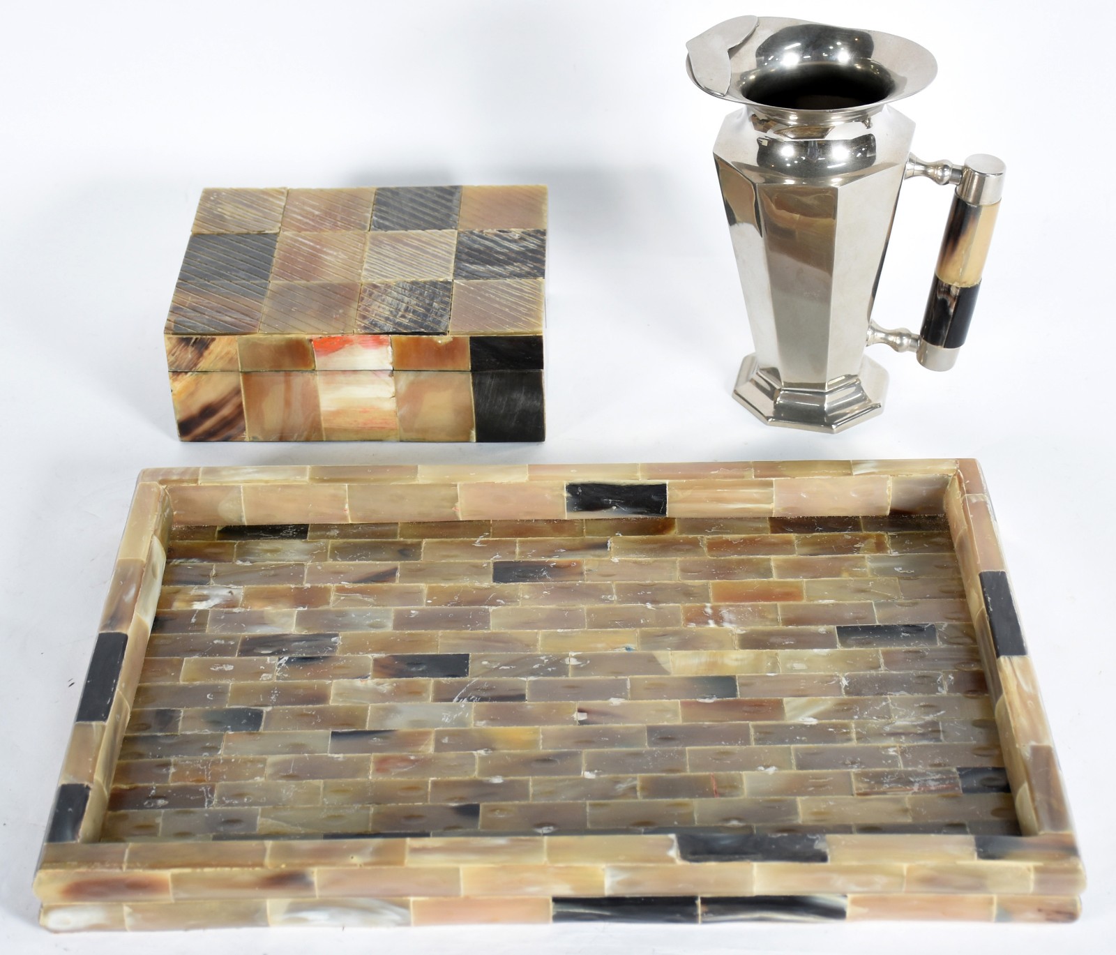 Três peças decorativas com osso; sendo jarra de metal, bandeja e... - foto 2 de 4