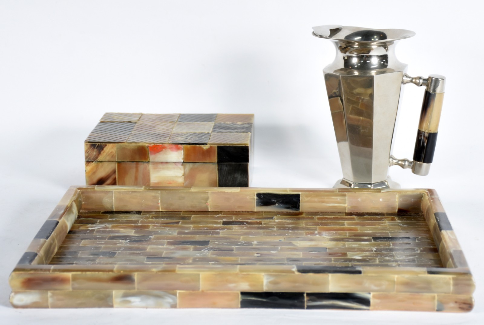 Três peças decorativas com osso; sendo jarra de metal, bandeja e... - foto 1 de 4